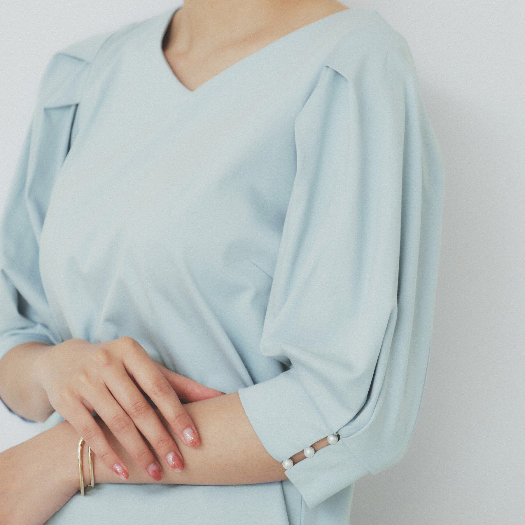 index「《5色展開》Vネックタックパフスリーブトップス【洗濯機洗い可/UVケア/接触冷感】」|Tシャツ・カットソー|