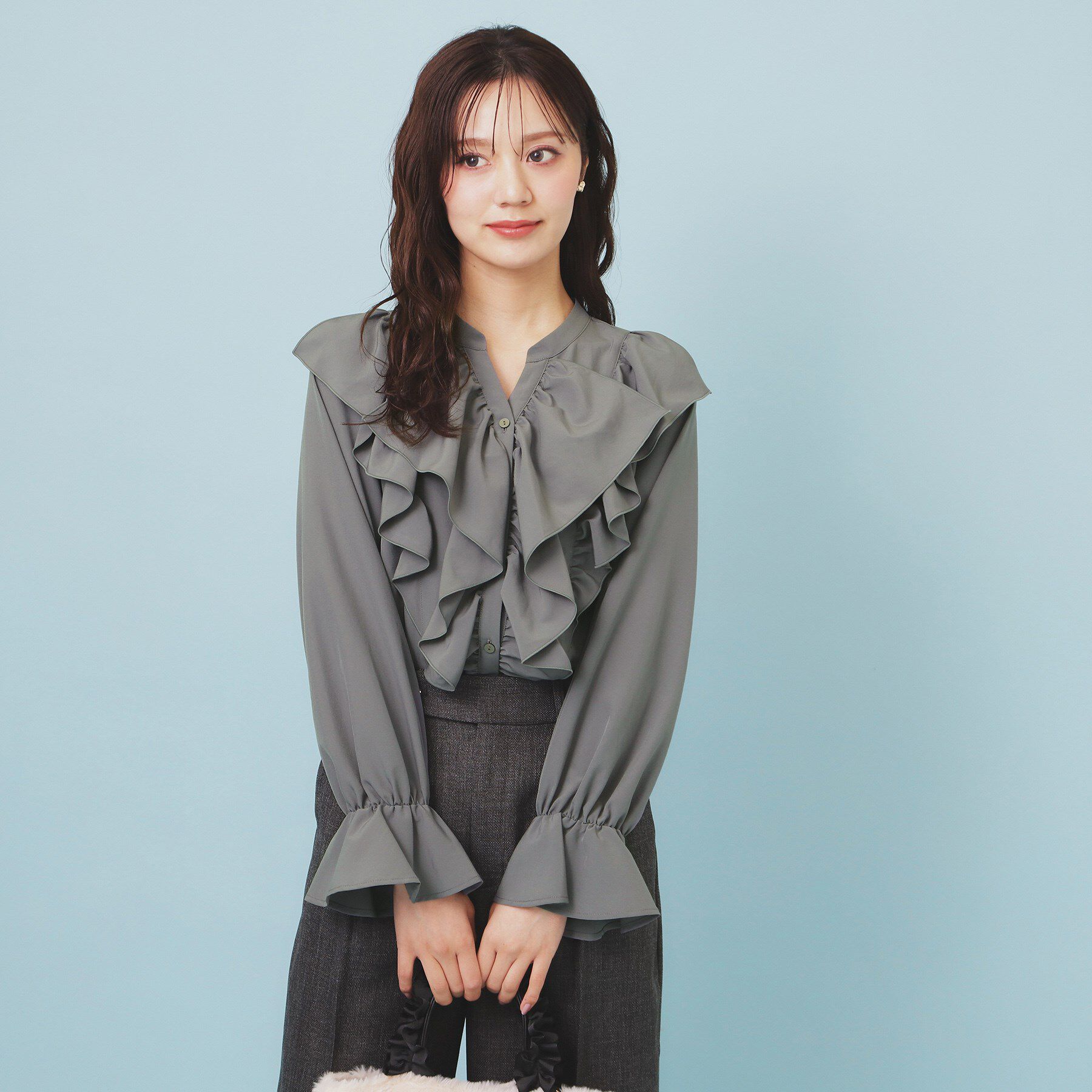 index「フリルデザインスキッパーブラウス【洗濯機OK/イージーアイロン】」|シャツ・ブラウス|チャコールグレー(0