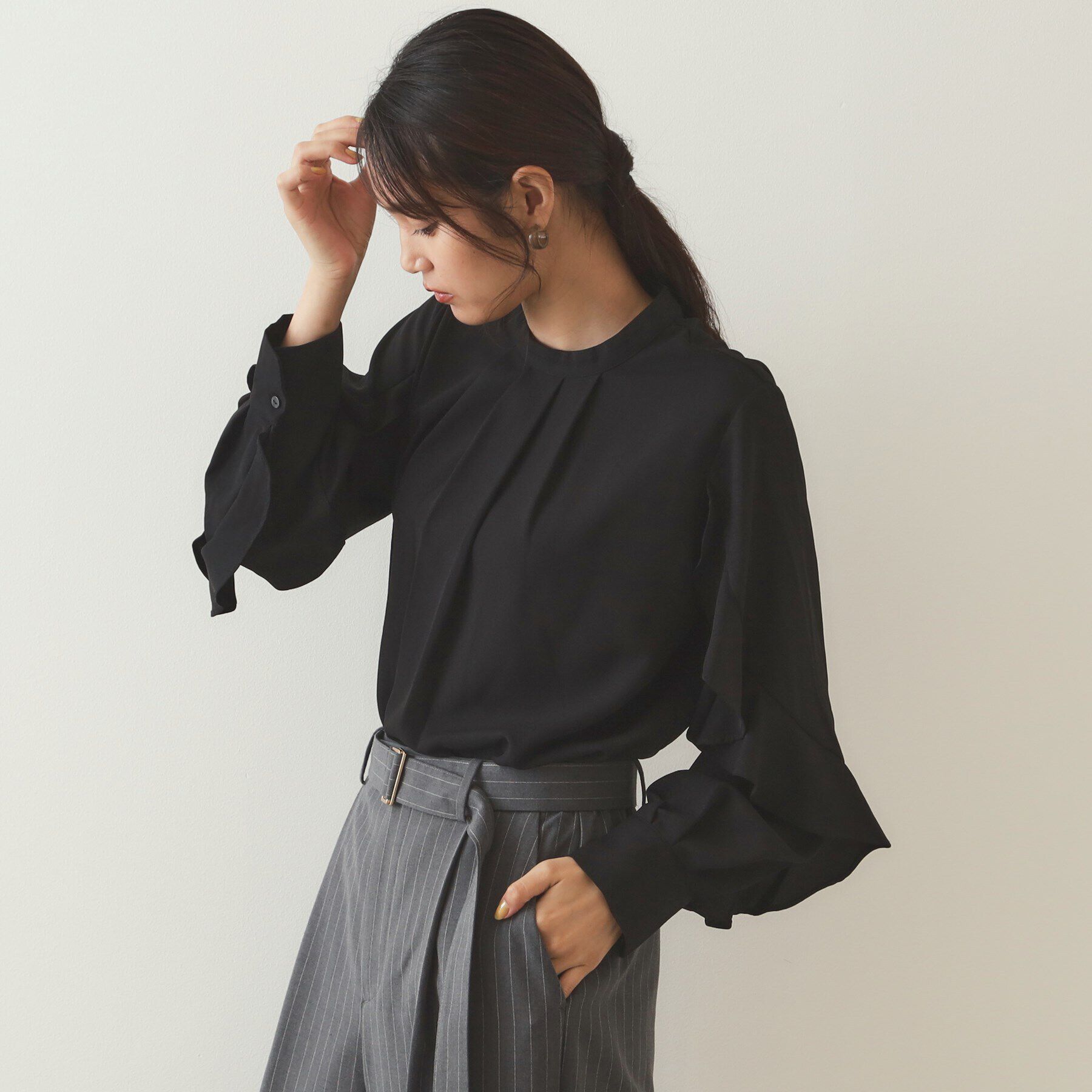 OPAQUE.CLIP「フリルスリーブブラウス【洗濯機洗い可】」|シャツ・ブラウス|ブラック(019)