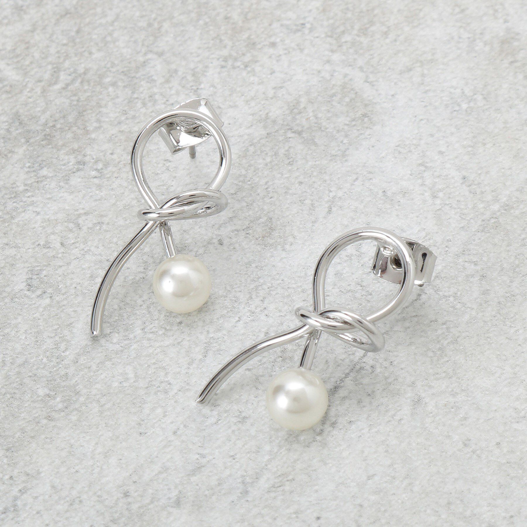 OPAQUE.CLIP「ねじりメタル&times;フェイクパールピアス」|ピアス|シルバー(006)