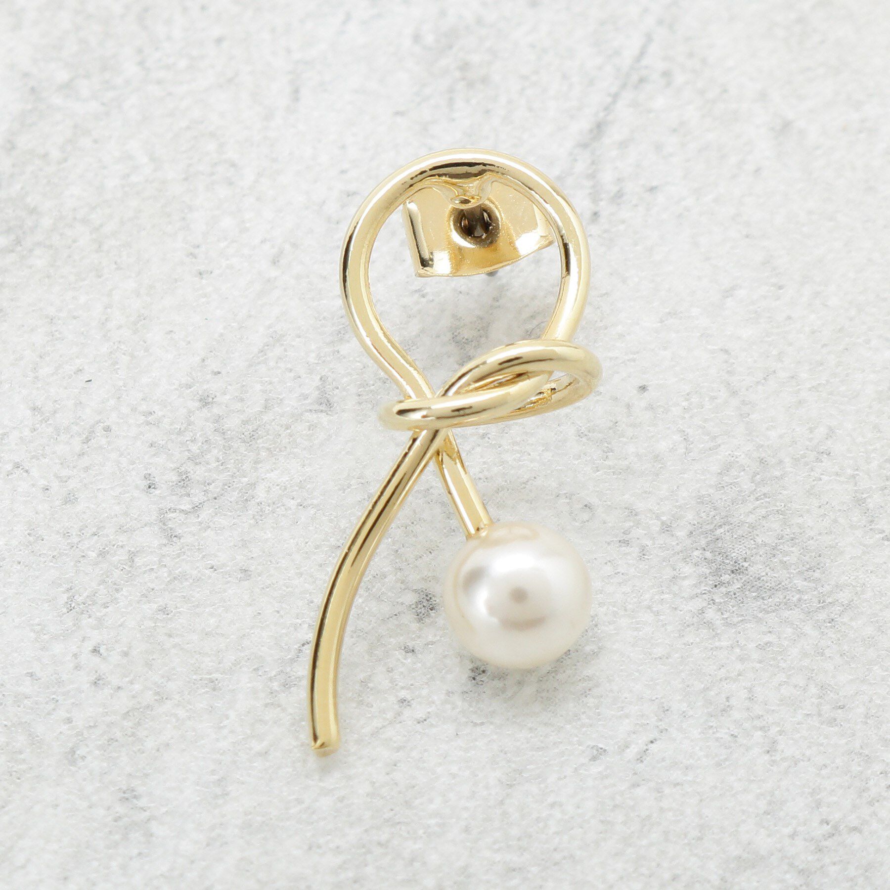 OPAQUE.CLIP「ねじりメタル&times;フェイクパールピアス」|ピアス|