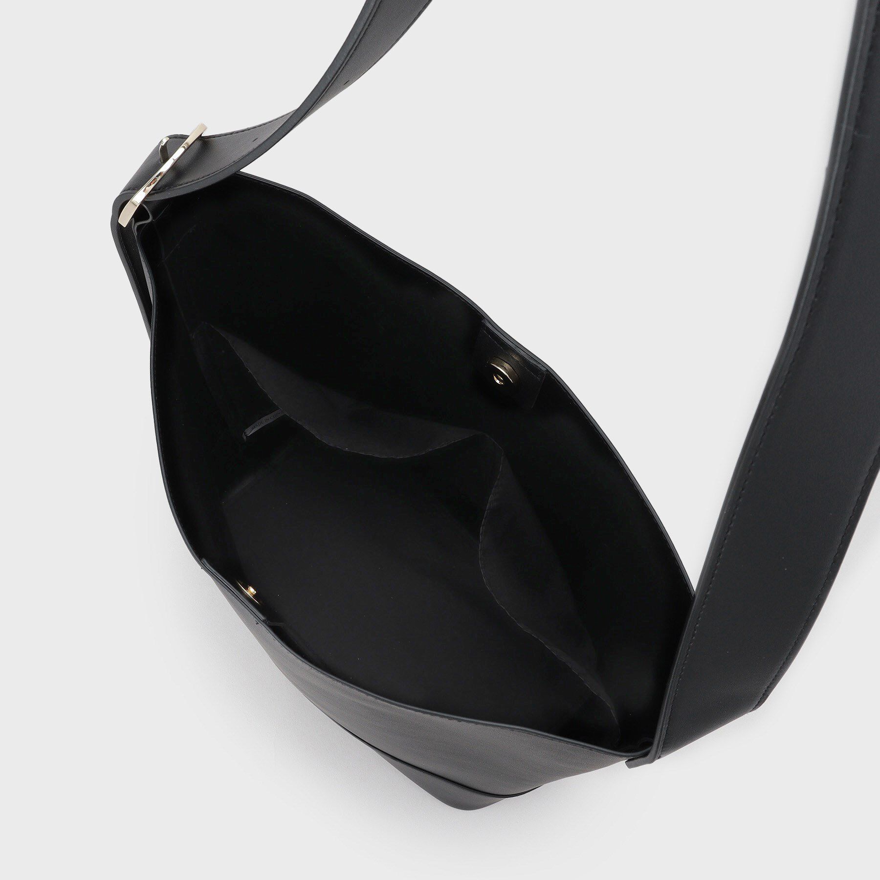 OPAQUE.CLIP「【軽量/A4サイズ対応/通勤対応】スムース合皮ワンショルダーバッグ」|ショルダー・メッセンジャー|