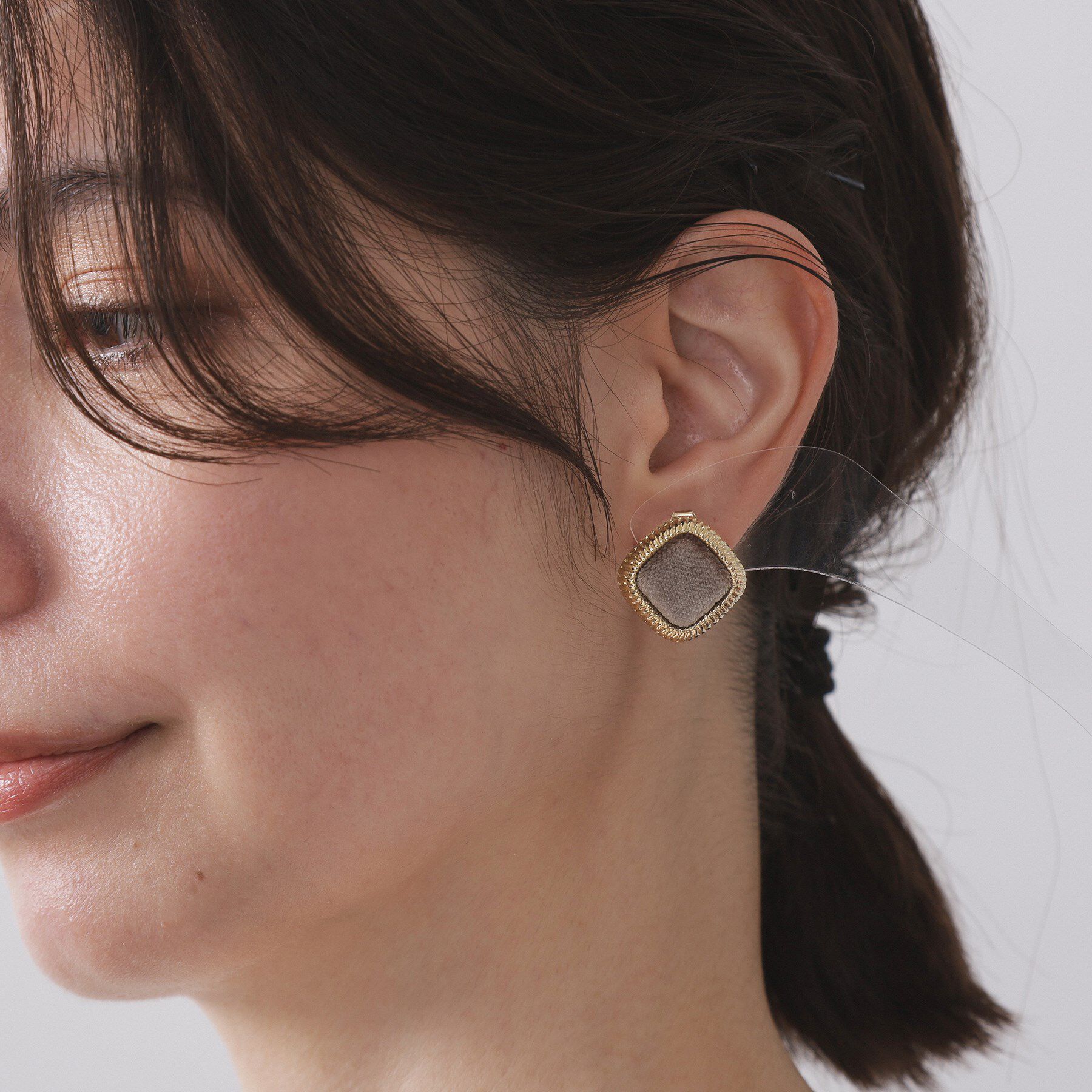 OPAQUE.CLIP「ベロア&times;ゴールドメタル縁取りスクエアピアス」|ピアス|