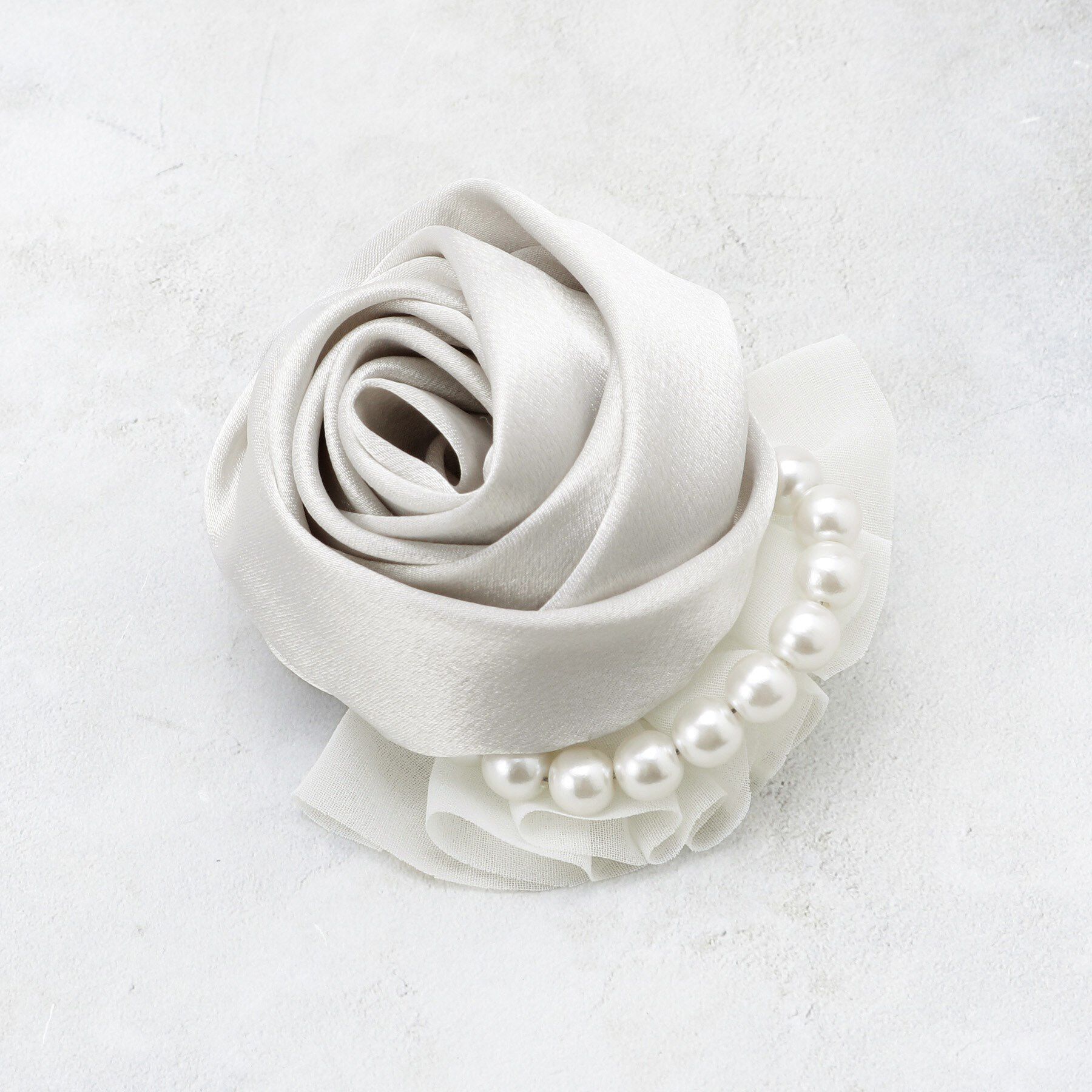 OPAQUE.CLIP「フェイクパールローズコサージュ」|ブローチ・コサージュ|ライトグレー(011