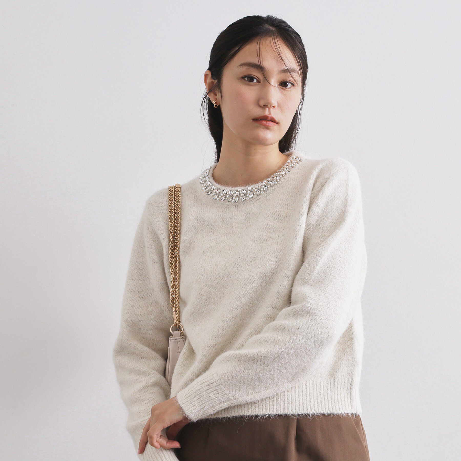 OPAQUE.CLIP「ビジューネックミドルゲージニット【洗濯機OK】」|ニット・セーター|オフホワイト(003