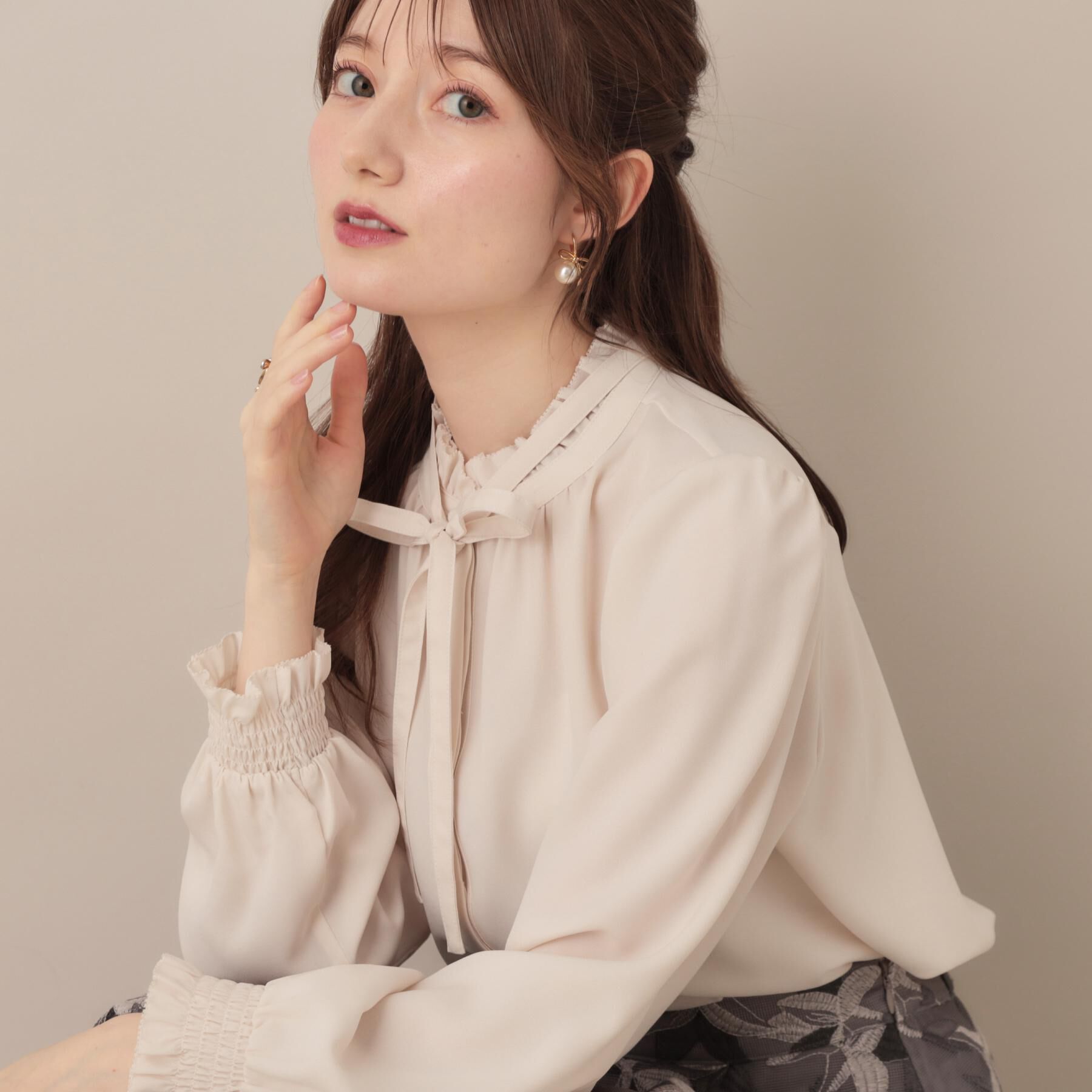 Couture broach「【フェミニン・通勤】タイ付きピコフリルブラウス」|シャツ・ブラウス|アイボリー(004)