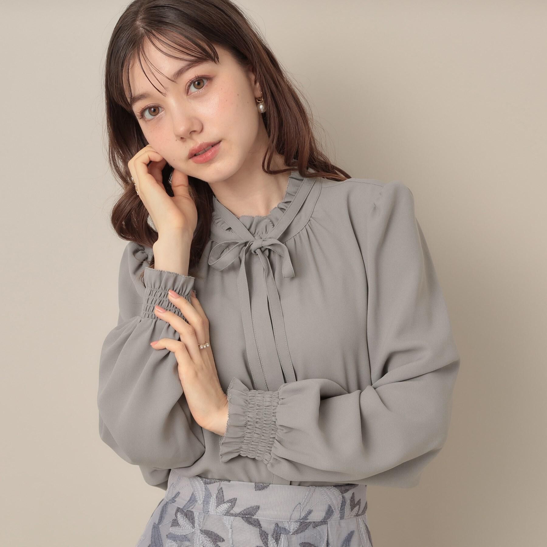 Couture broach「【フェミニン・通勤】タイ付きピコフリルブラウス」|シャツ・ブラウス|グレー(012)