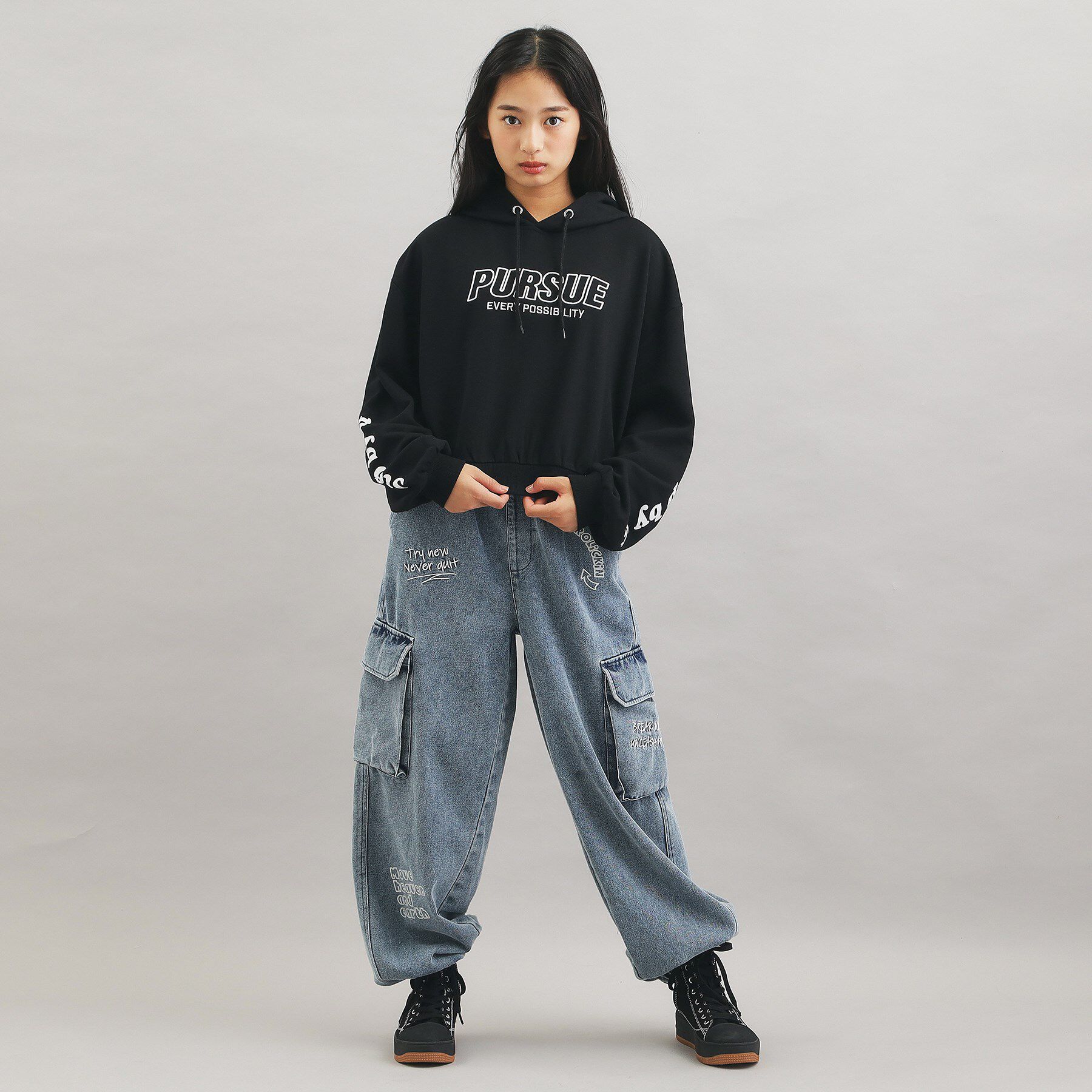 PINK-latte「袖ロゴプリント短丈パーカー」|パーカー|