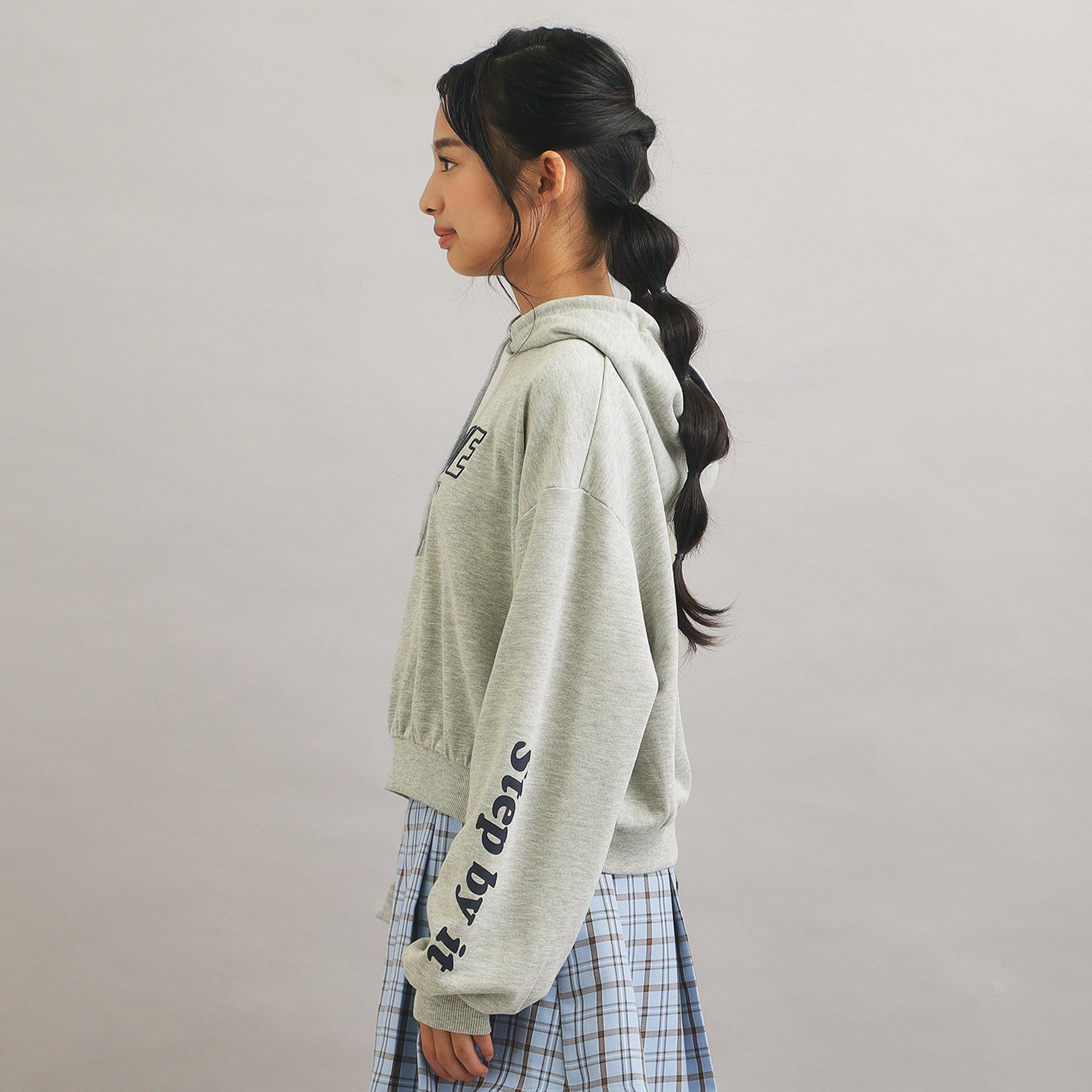 PINK-latte「袖ロゴプリント短丈パーカー」|パーカー|