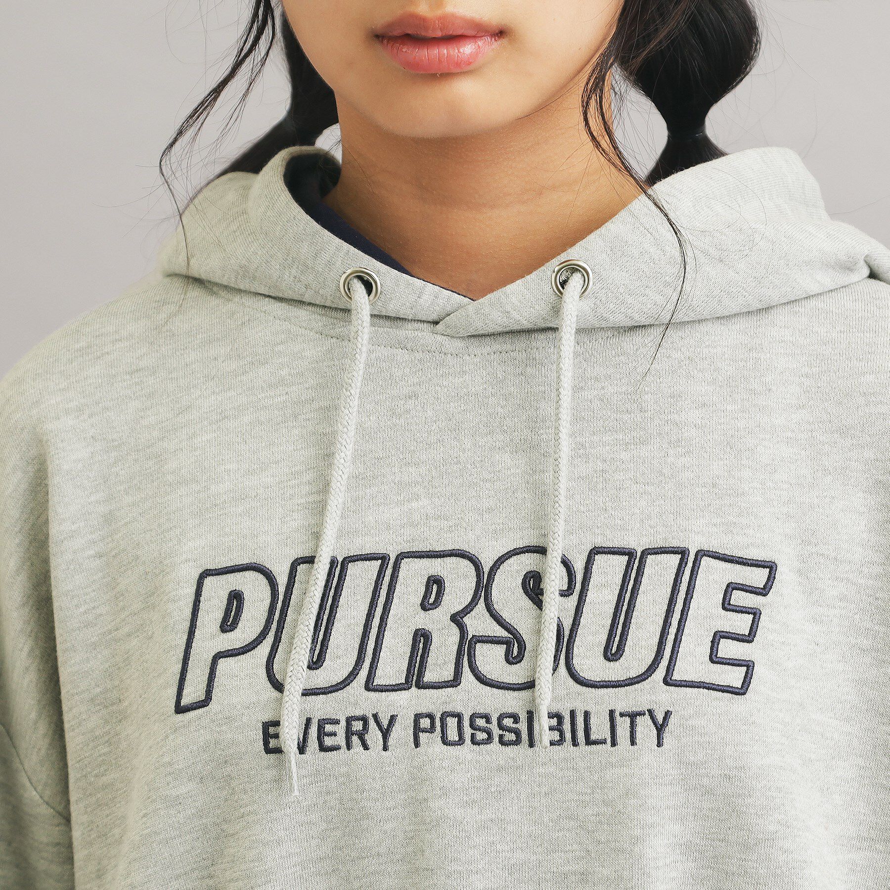 PINK-latte「袖ロゴプリント短丈パーカー」|パーカー|