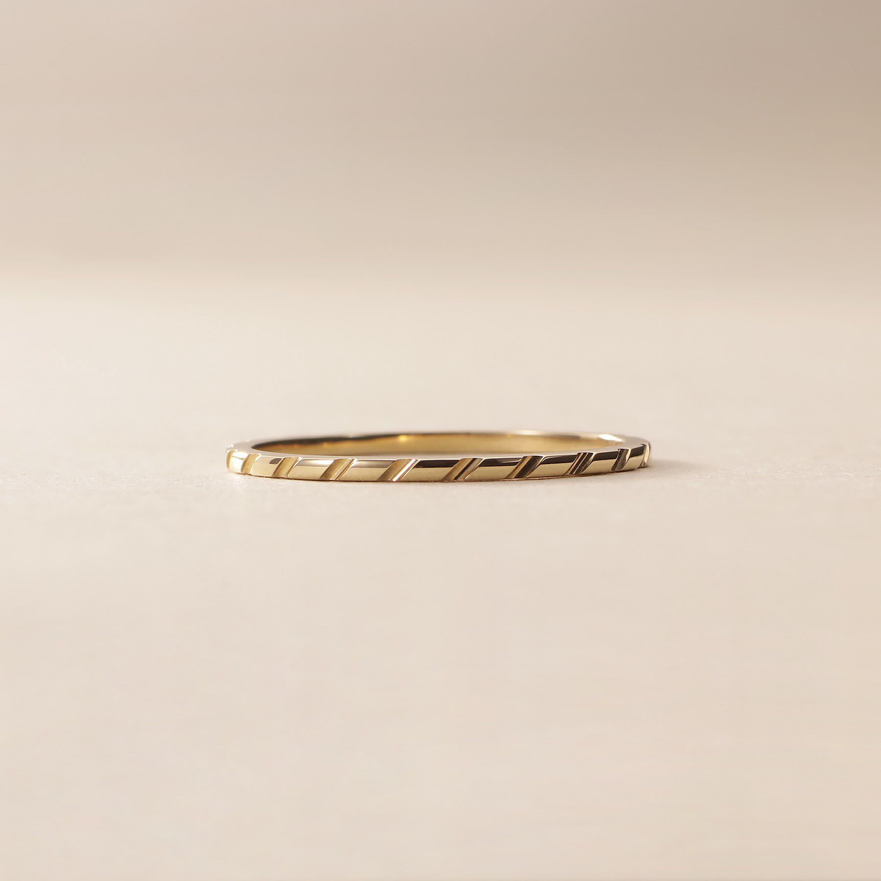 COCOSHNIK ONKITSCH「K10スキニーリング パラレルスラッシュ」|リング|