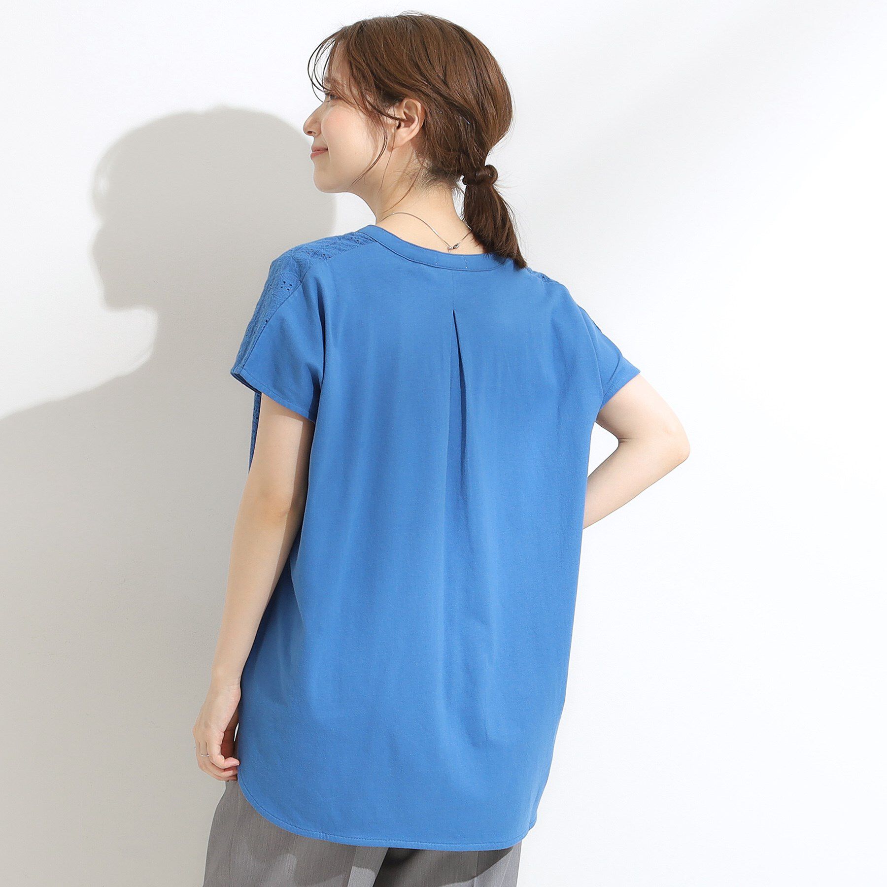 SHOO･LA･RUE「【S-LL】抜け感とすっきり見えを叶える 刺繍レース スキッパー襟トップス」|Tシャツ・カットソー|