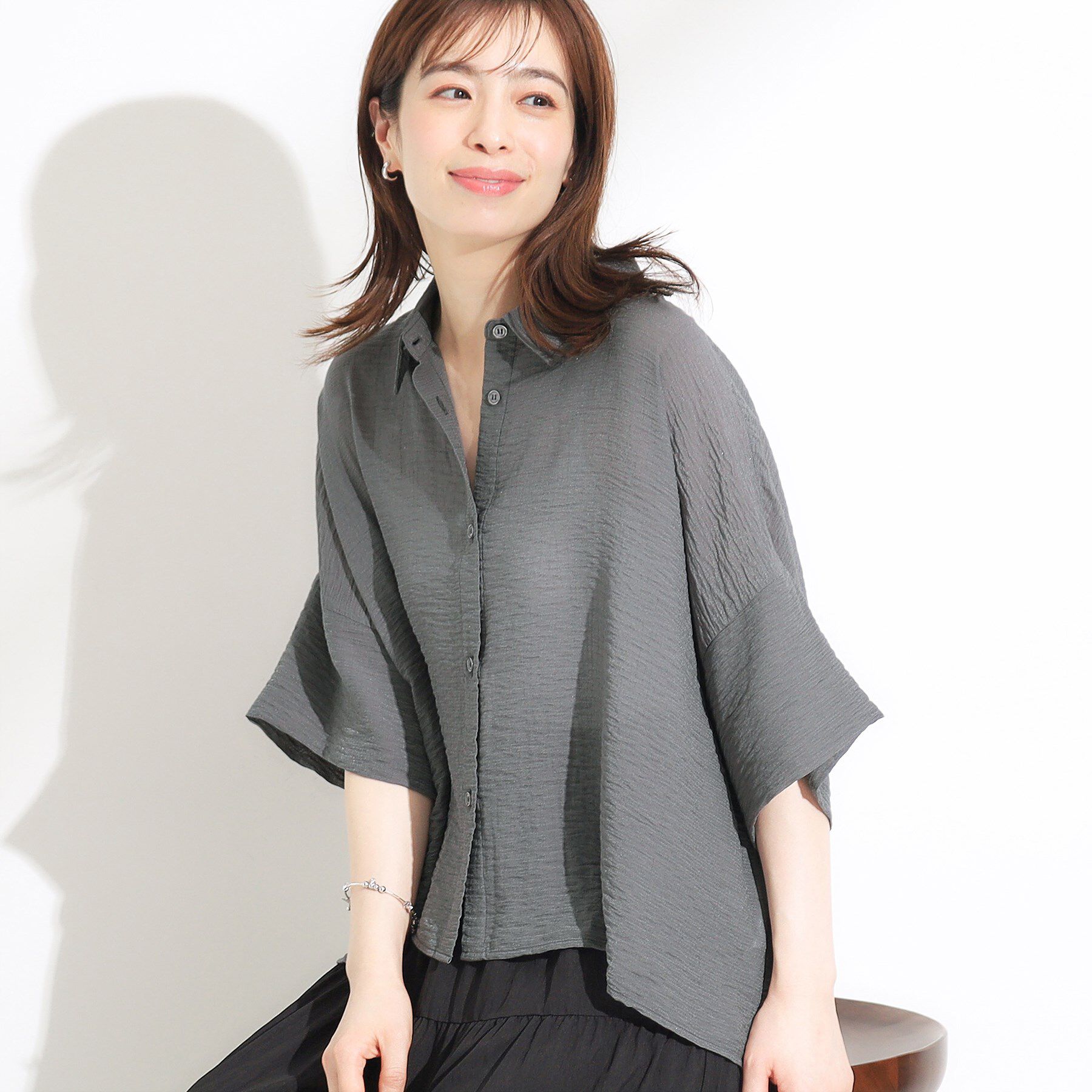 SHOO･LA･RUE「ゆるっと感がこなれ見え ワッシャーシアー半袖シャツ」|シャツ・ブラウス|チャコールグレー(0