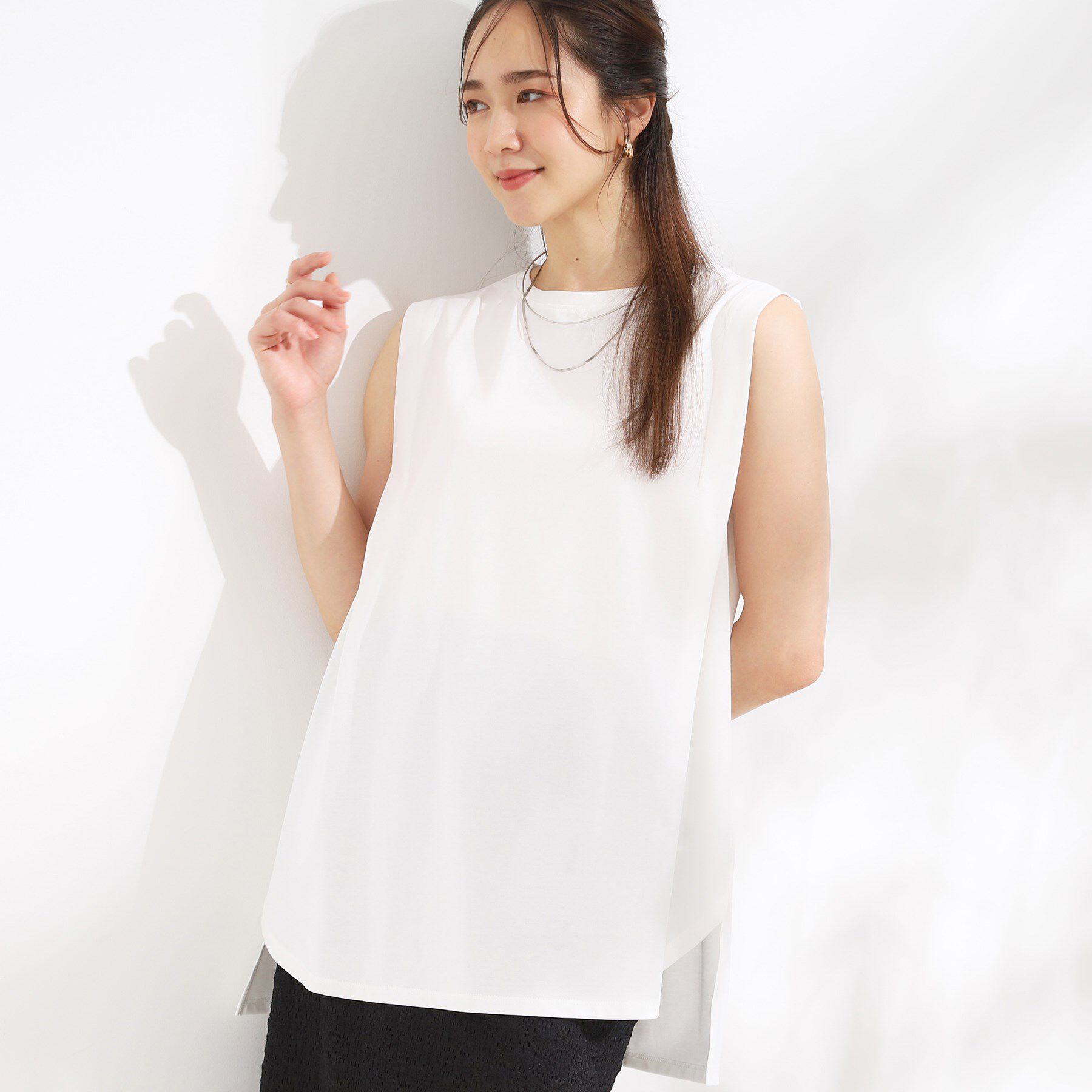 SHOO･LA･RUE「【汗ジミ軽減/ひんやり/UV】大人のヘルシーな着こなしに タックノースリーブチュニック」|チュニック|ホワイト(001)