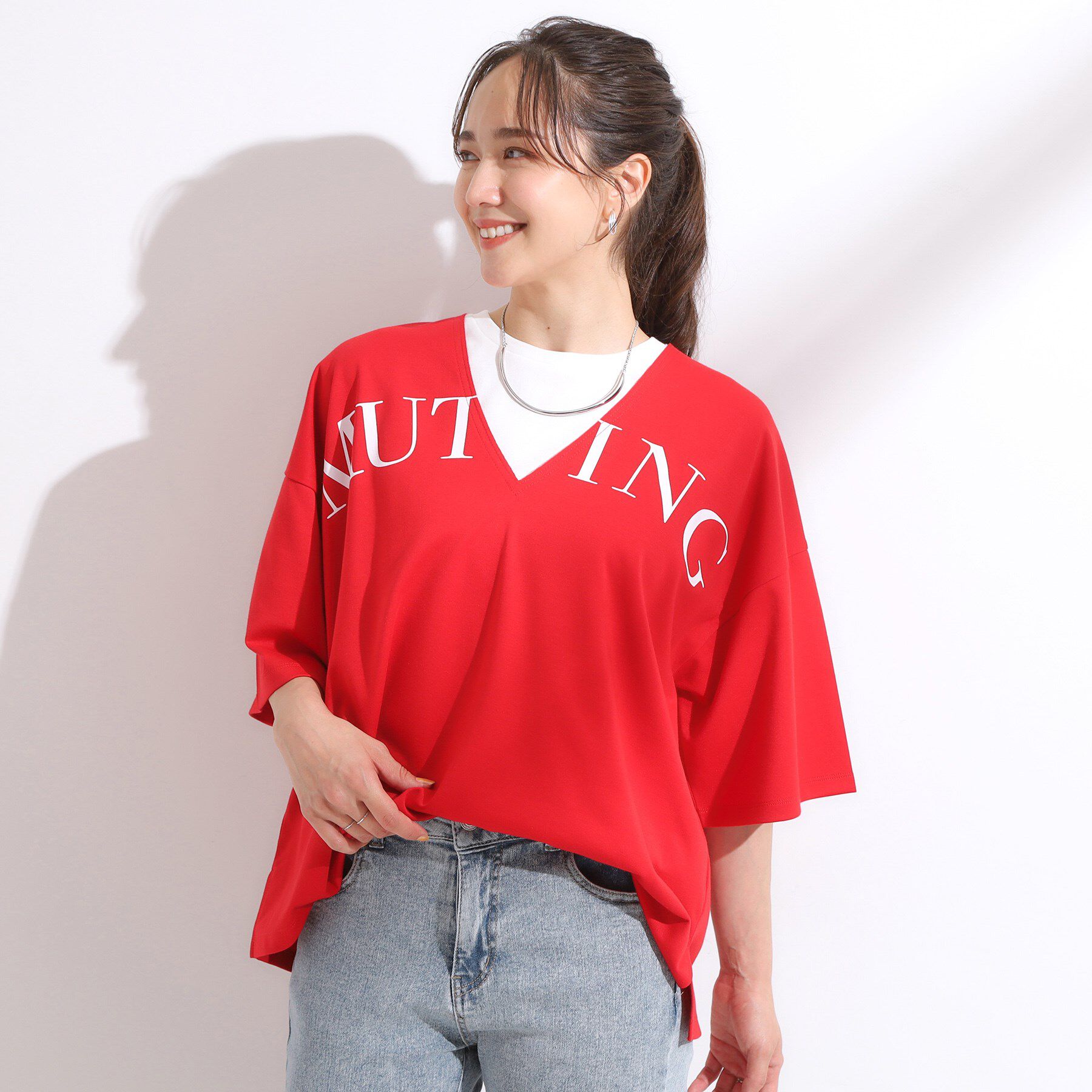 SHOO･LA･RUE「【洗える】Vネックですっきり見え ロゴトップス」|Tシャツ・カットソー|