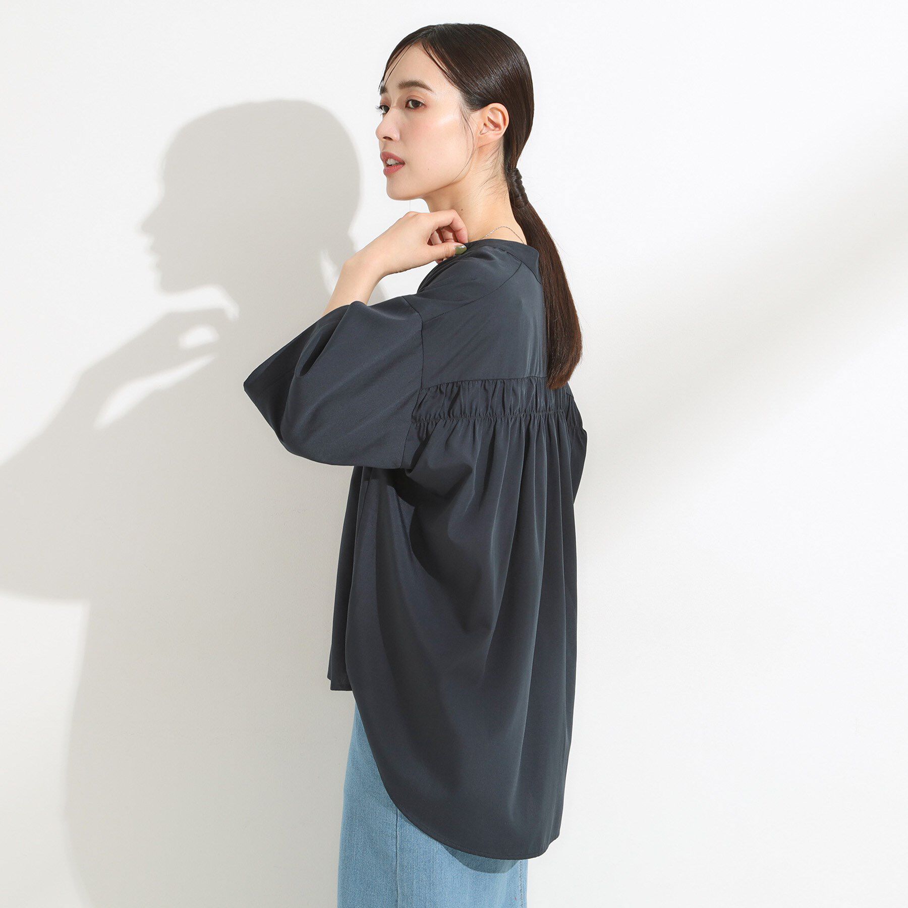 SHOO･LA･RUE「【S-LL/洗濯後しわになりにくい】バックギャザーがアクセント スッキパーブラウス」|シャツ・ブラウス|