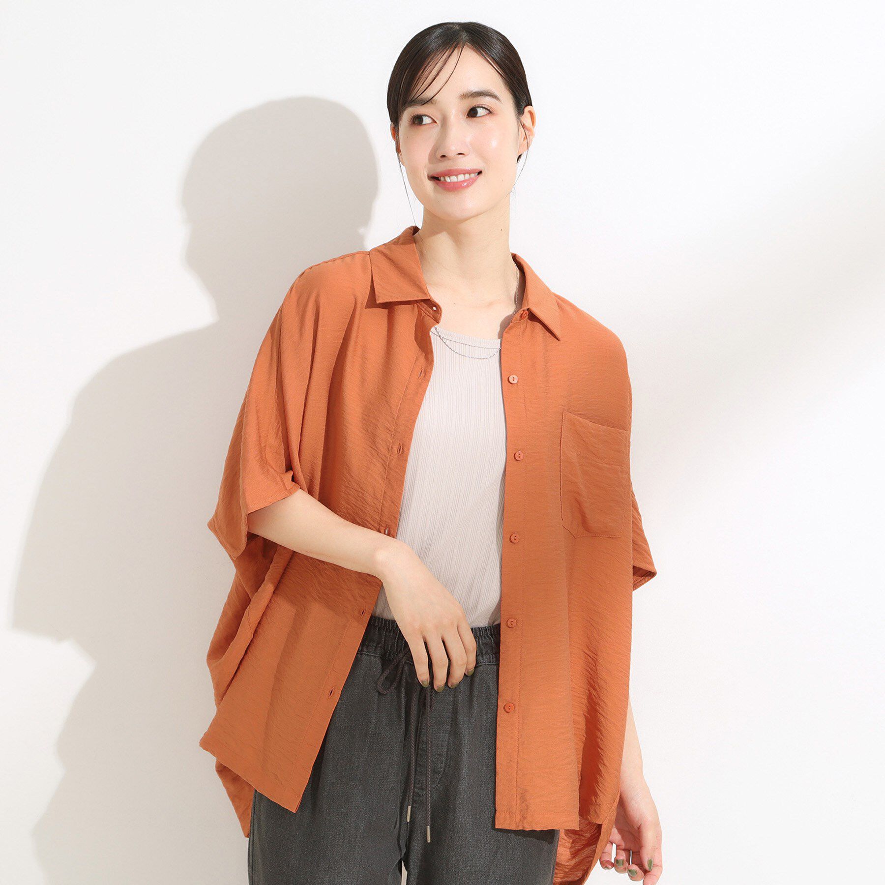 SHOO･LA･RUE「【洗える/S-LL/5分袖】季節の変わり目に さらさらドレープシャツ」|シャツ・ブラウス|