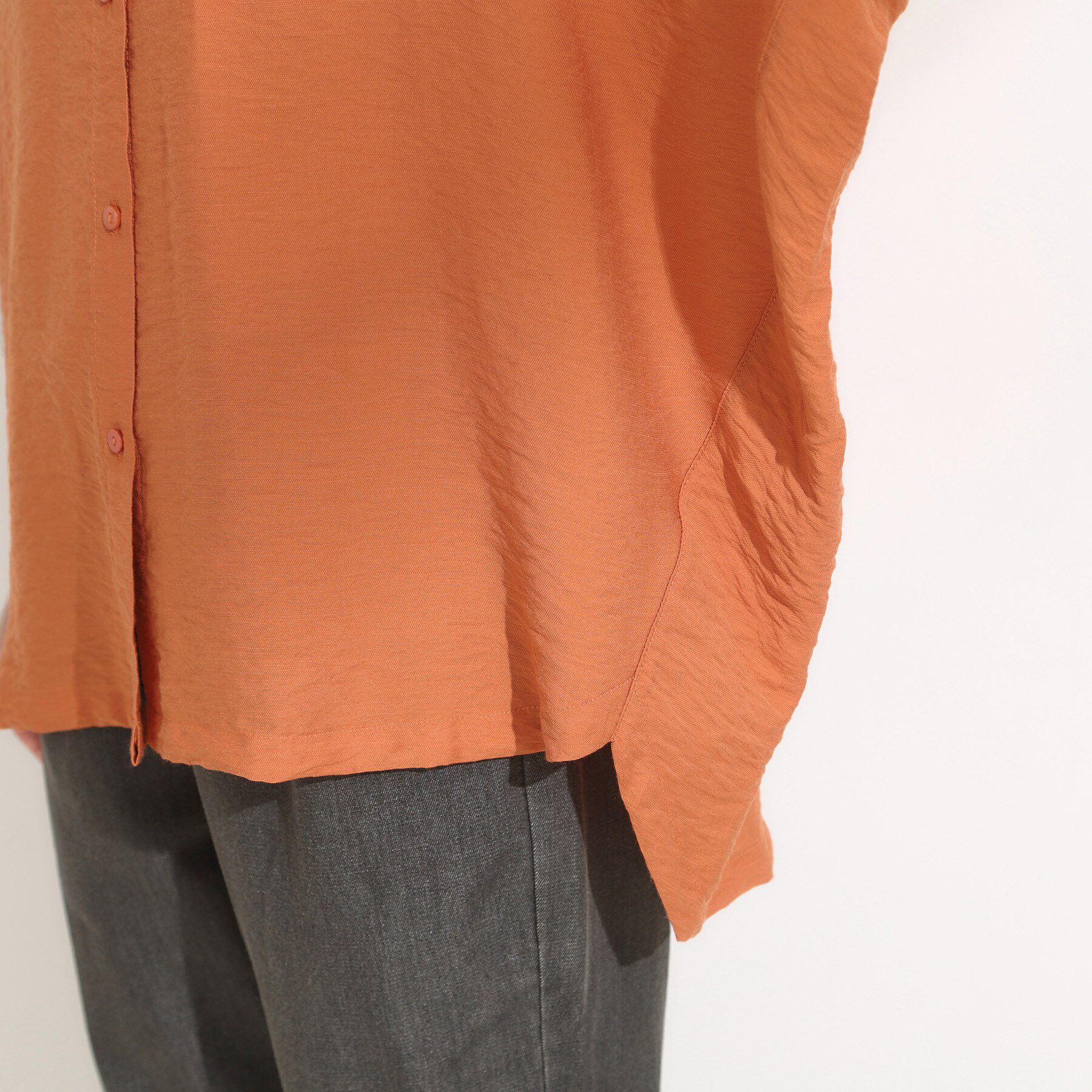 SHOO･LA･RUE「【洗える/S-LL/5分袖】季節の変わり目に さらさらドレープシャツ」|シャツ・ブラウス|