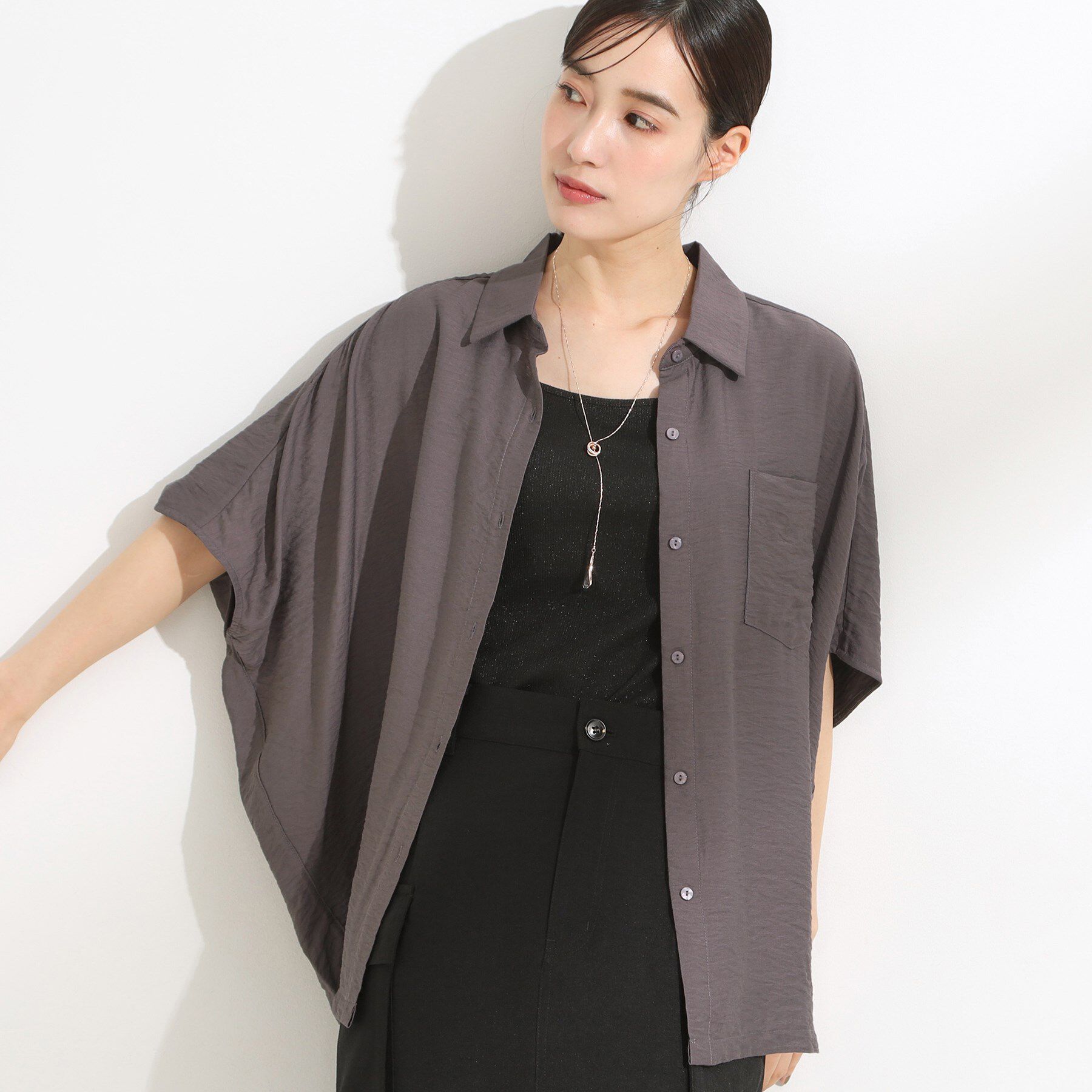 SHOO･LA･RUE「【洗える/S-LL/5分袖】季節の変わり目に さらさらドレープシャツ」|シャツ・ブラウス|ブラウン(044)