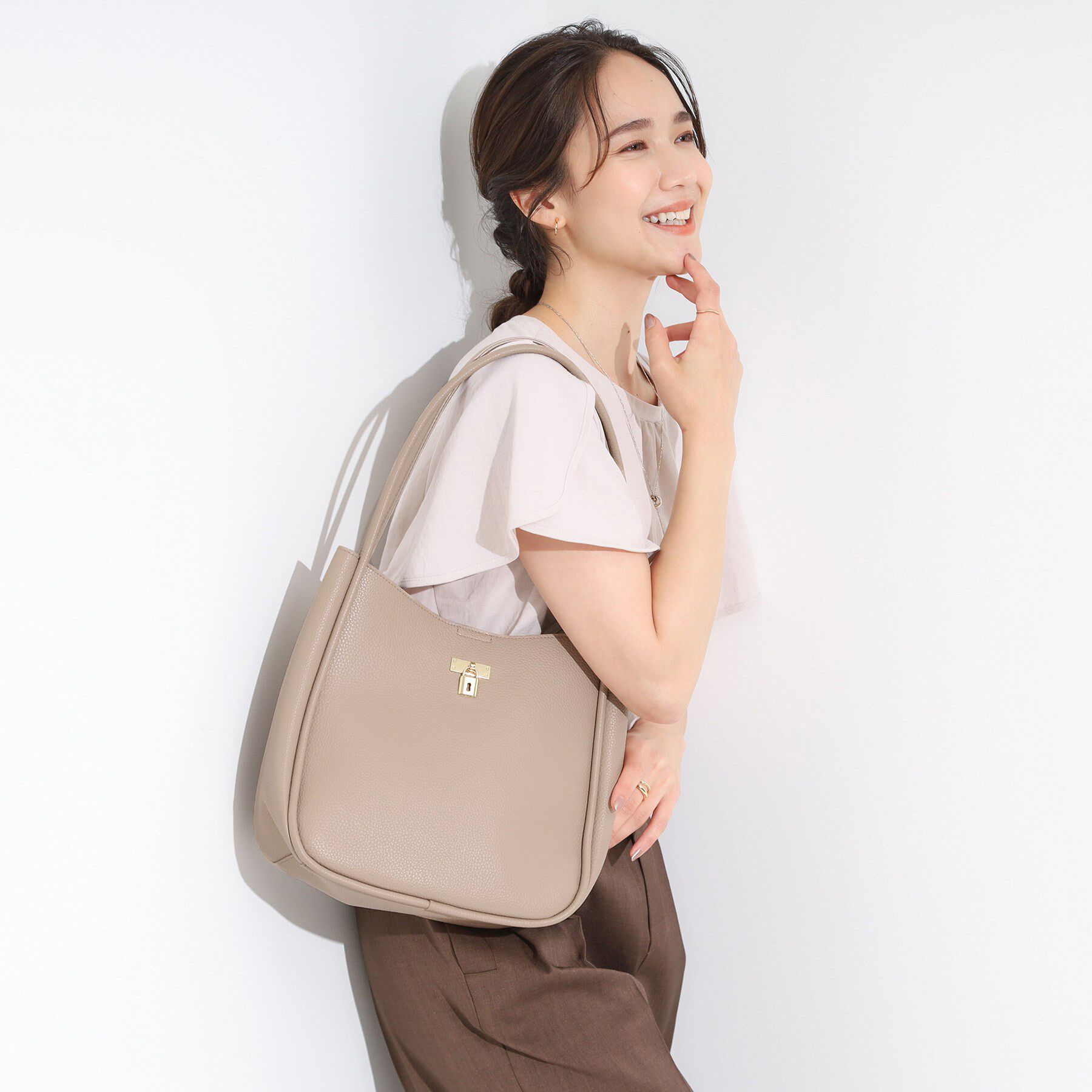 SHOO･LA･RUE「キーモチーフ付きトートバッグ」|トートバッグ|グレージュ(050)