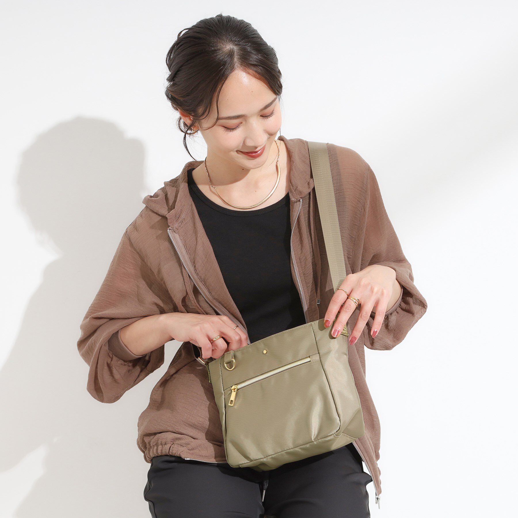 SHOO･LA･RUE「【撥水】フロントファスナーポケットショルダー」|ショルダー・メッセンジャー|グレージュ(050)