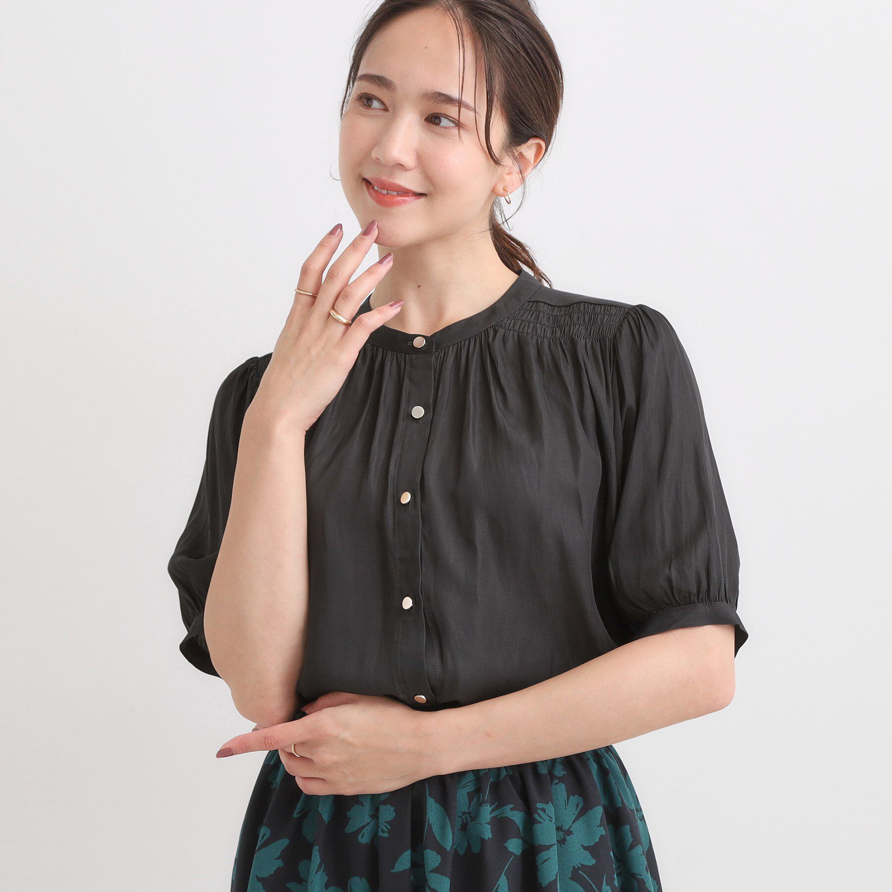 SHOO･LA･RUE「【洗える/S-LL】お仕事にもデイリーにも サテン5分袖ブラウス」|シャツ・ブラウス|チャコールグレー(0