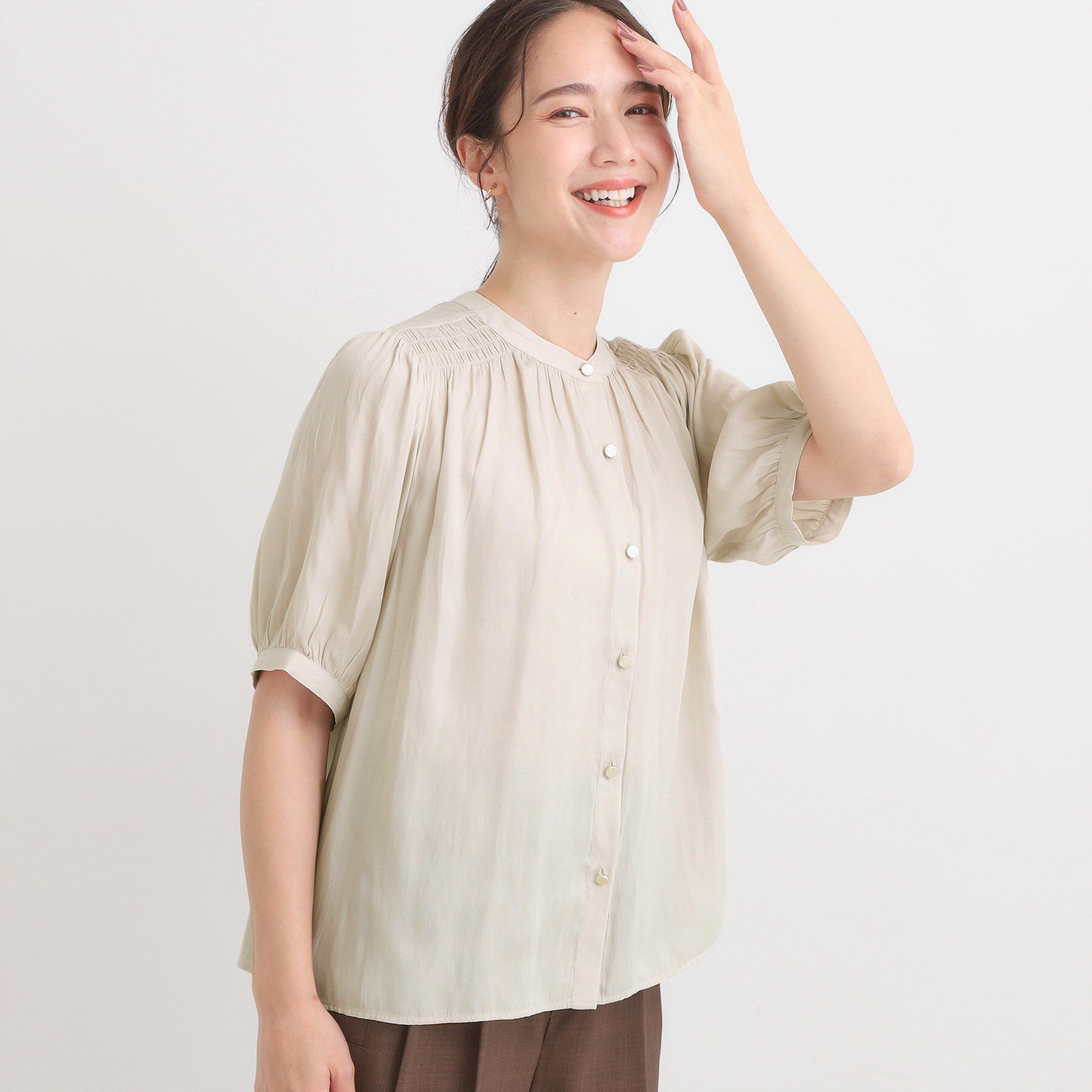 SHOO･LA･RUE「【洗える/S-LL】お仕事にもデイリーにも サテン5分袖ブラウス」|シャツ・ブラウス|ライトベージュ(05