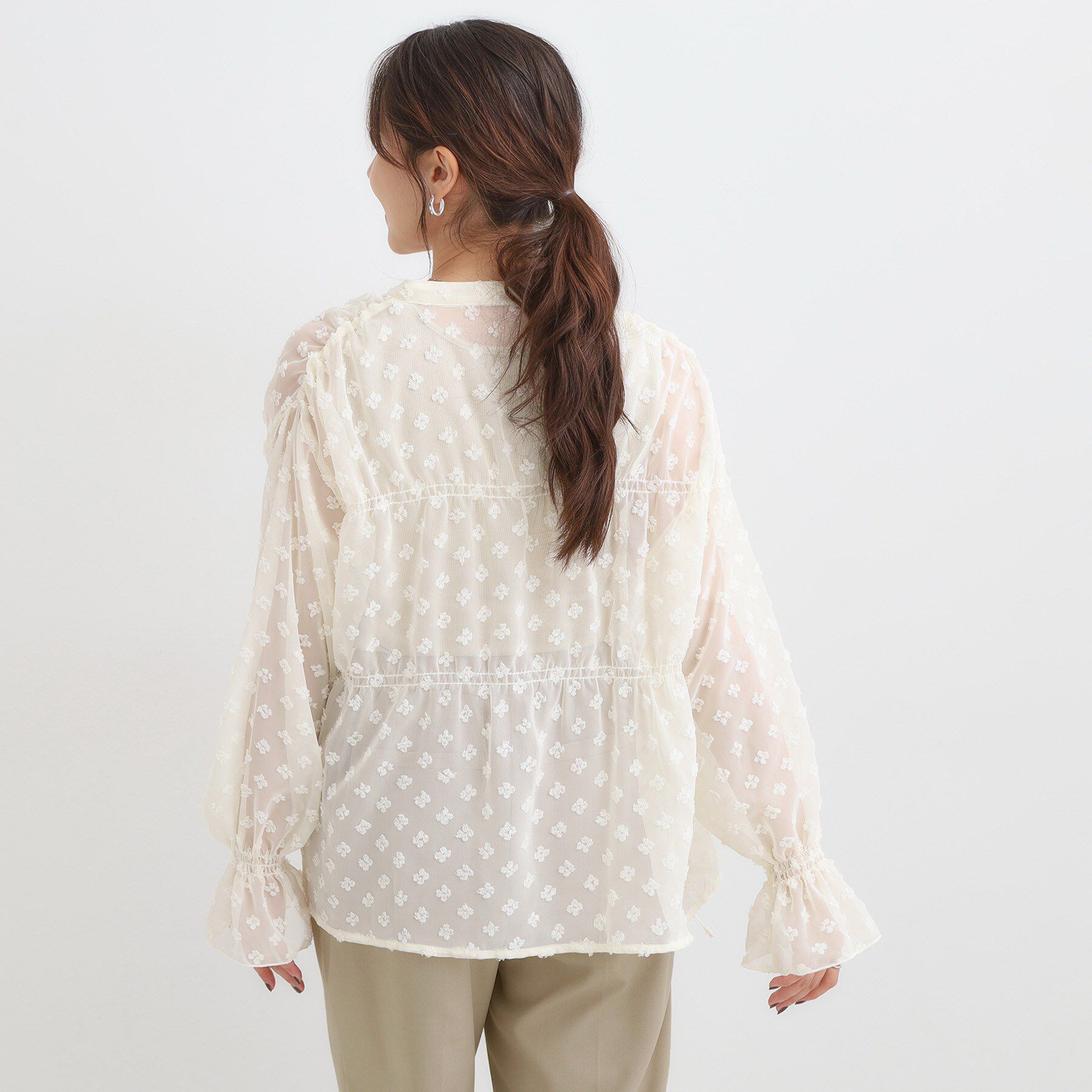 SHOO･LA･RUE「華やかにさをプラスする シアードビー シャーリングブラウス」|シャツ・ブラウス|