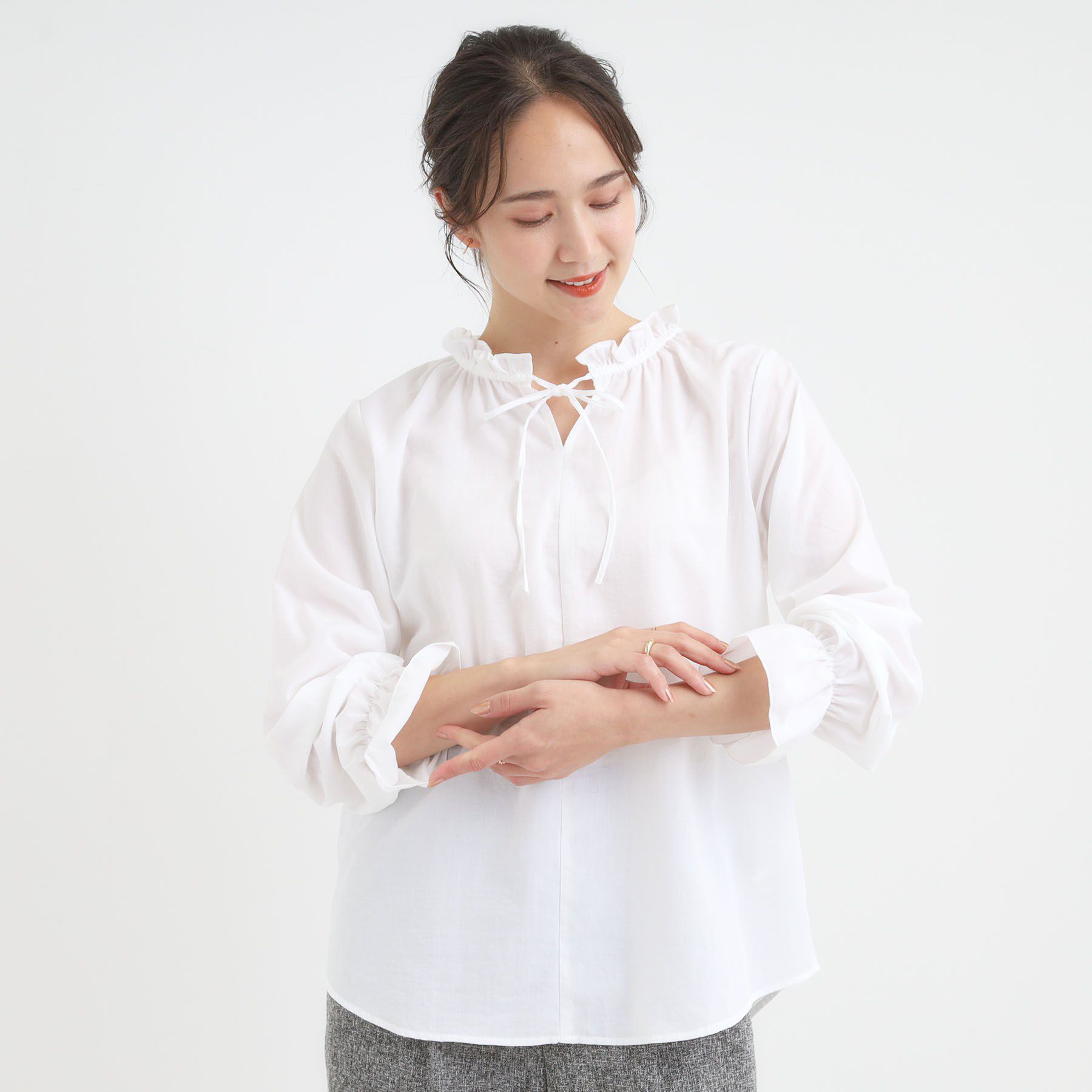 SHOO･LA･RUE「【S-LL/洗濯後しわになりにくい/吸水速乾/UV】大人フェミニンな装いに 襟フリルブラウス」|シャツ・ブラウス|