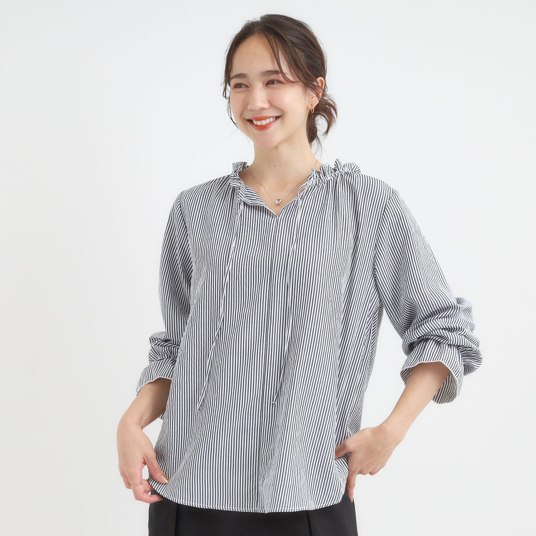 SHOO･LA･RUE「【S-LL/洗濯後しわになりにくい/吸水速乾/UV】大人フェミニンな装いに 襟フリルブラウス」|シャツ・ブラウス|