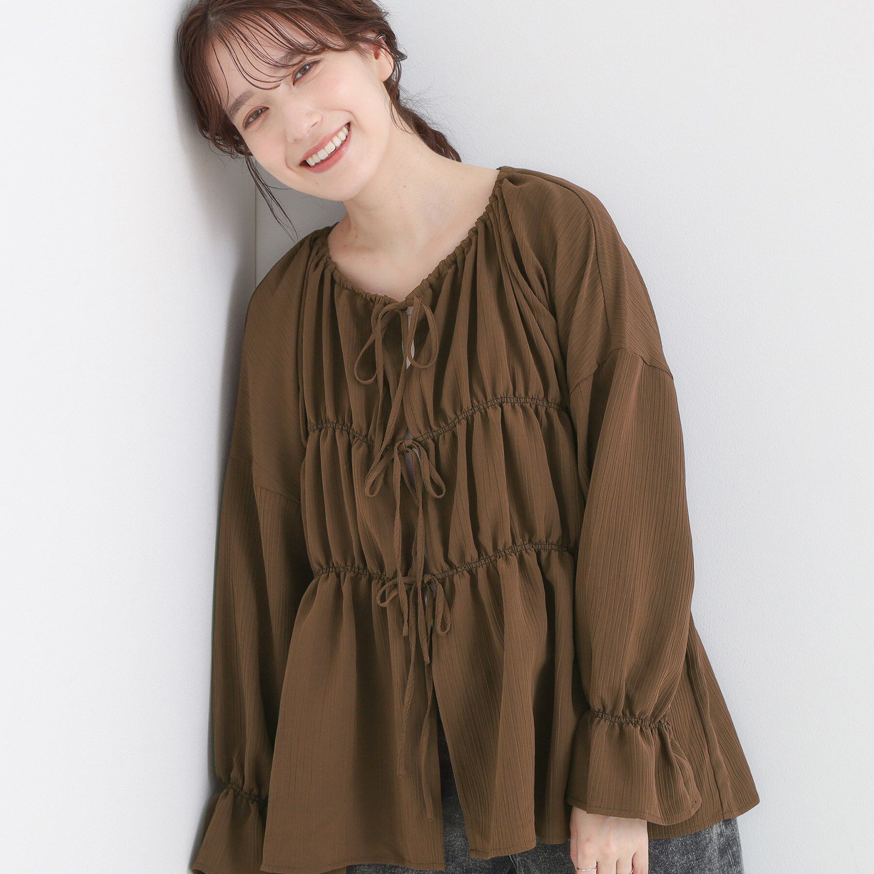 SHOO･LA･RUE「シャーリングデザインブラウス」|シャツ・ブラウス|ブラウン(043)