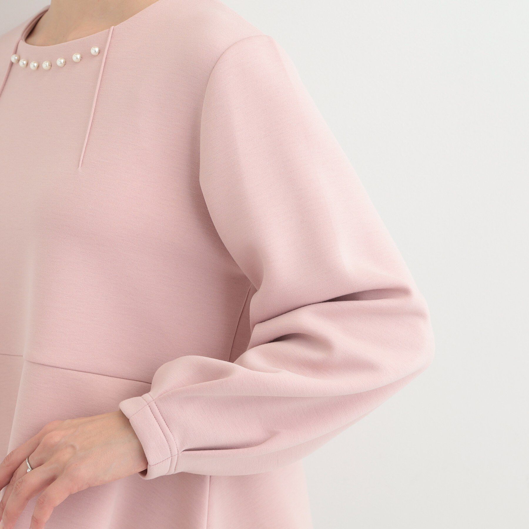 SHOO･LA･RUE「【S-LL/なめらかタッチ】 フェイクパール付きペプラムトップス」|Tシャツ・カットソー|