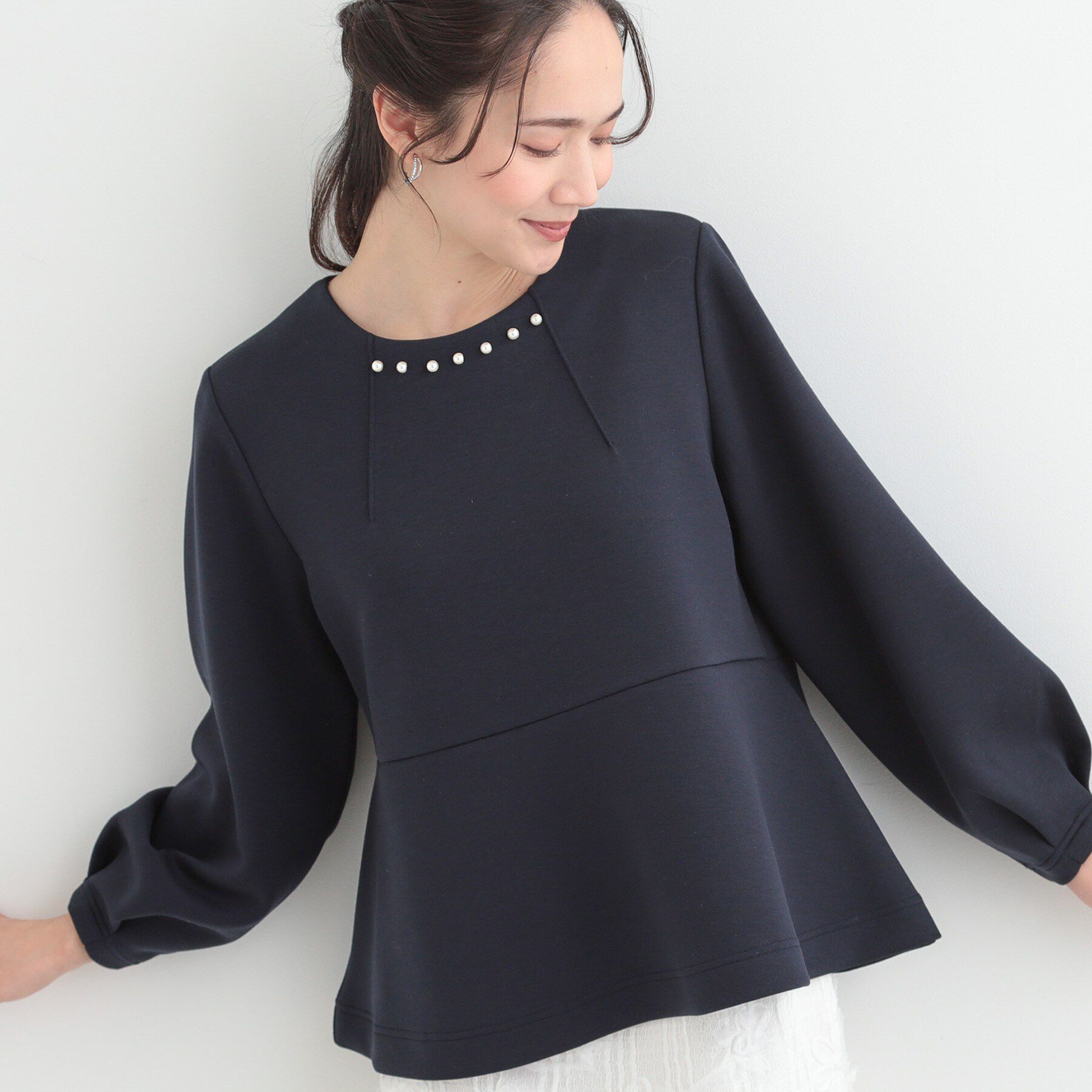 SHOO･LA･RUE「【S-LL/なめらかタッチ】 フェイクパール付きペプラムトップス」|Tシャツ・カットソー|ネイビー(094)