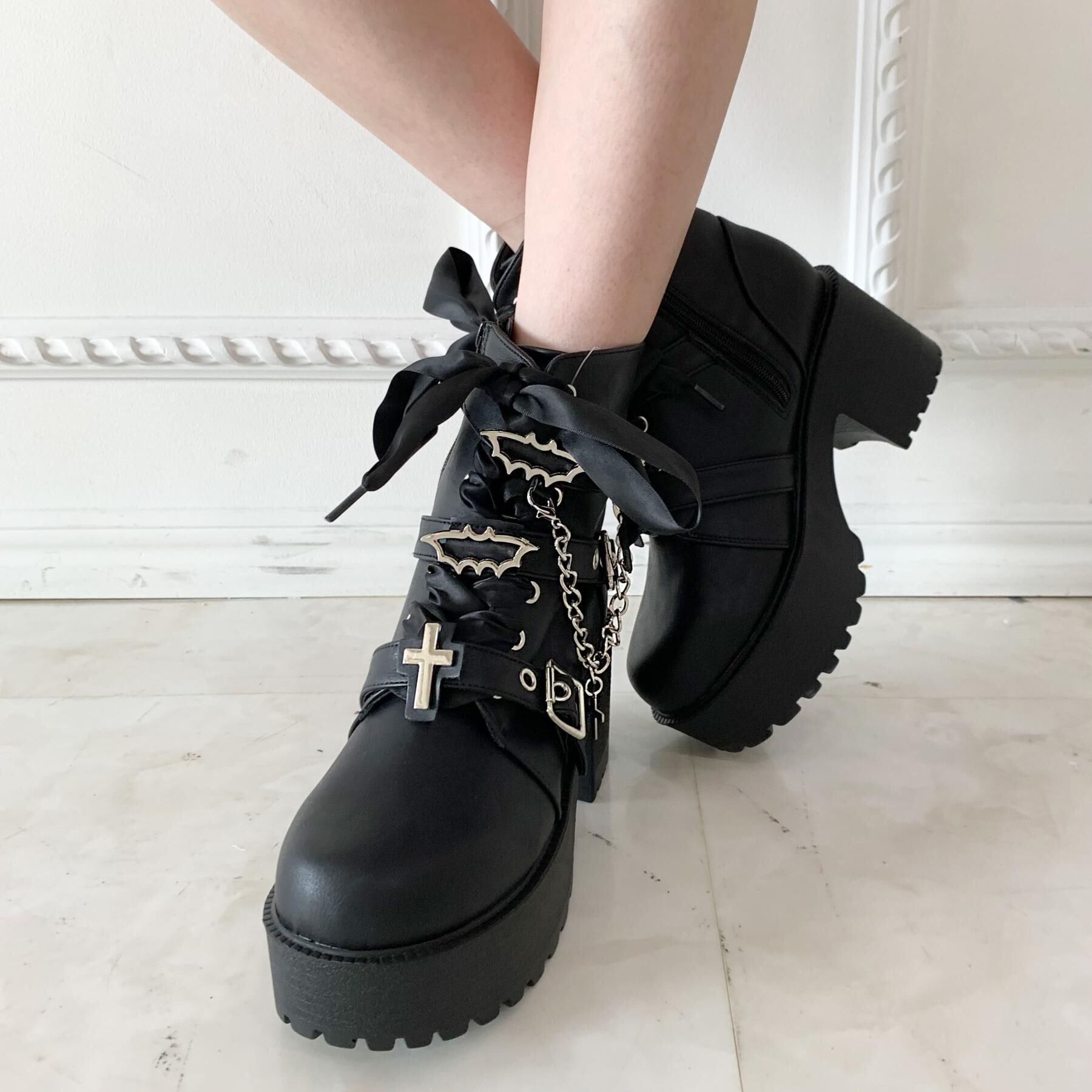 csT&P「厚底&times;コウモリ&times;十字架スニーカー」|ショートブーツ|