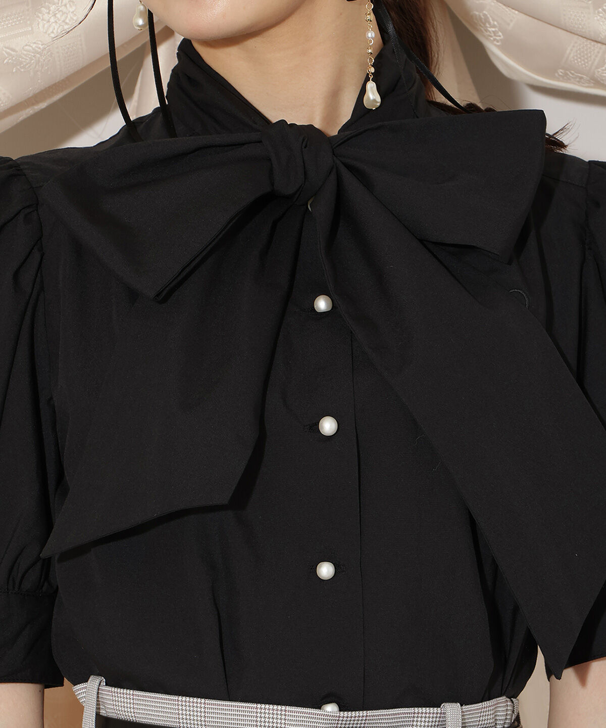 WILLSELECTION「モノグラム刺しゅうリボンタイブラウス」|シャツ・ブラウス|