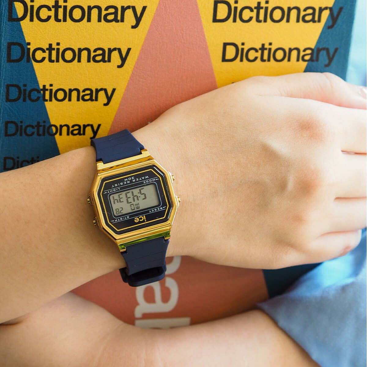 ICE-WATCH「〈ICE-WATCH(ｱｲｽｳｫｯﾁ)〉ICE digit retro ﾄﾜｲﾗｲﾄ ｽﾓｰﾙ」|腕時計|