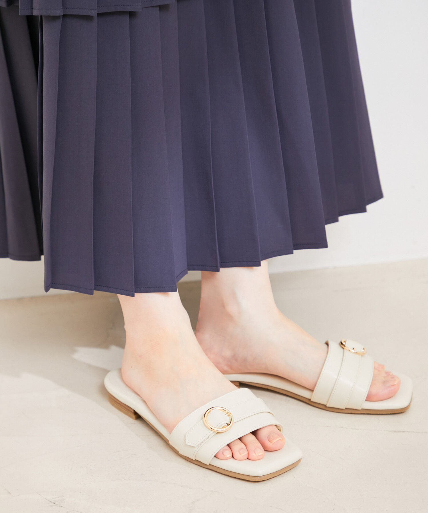 Juze「メタルバックルフラットサンダル」|サンダル|