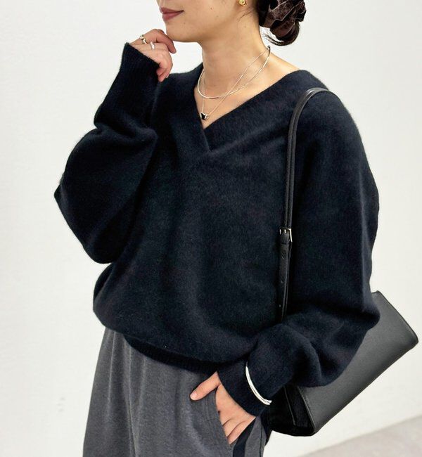  「【華やかな印象に】ヘアリーヤーン深Vネックニット」|ニット・セーター|ブラック