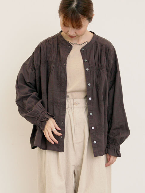 Samansa Mos2「ハンドステッチ風花柄シャーリングブラウス」|シャツ・ブラウス|チャコールグレー