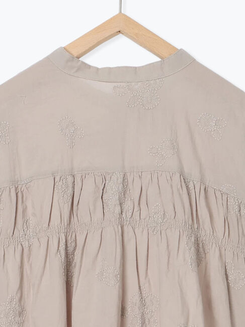 Samansa Mos2「ハンドステッチ風花柄シャーリングブラウス」|シャツ・ブラウス|