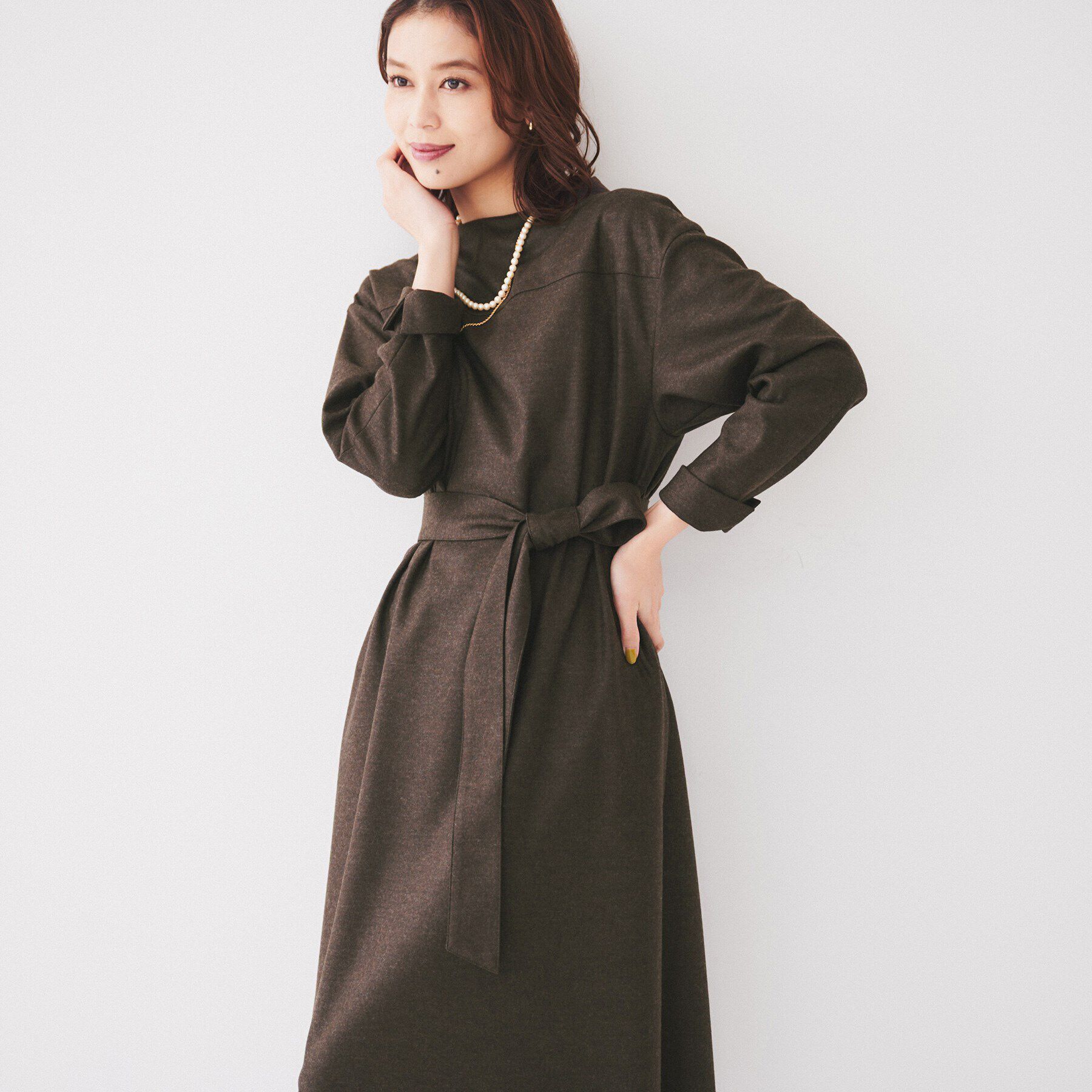 UNTITLED「【ポケットあり/きれいめ】ベルト付きモックネックワンピース」|ワンピース|ブラウン(044)