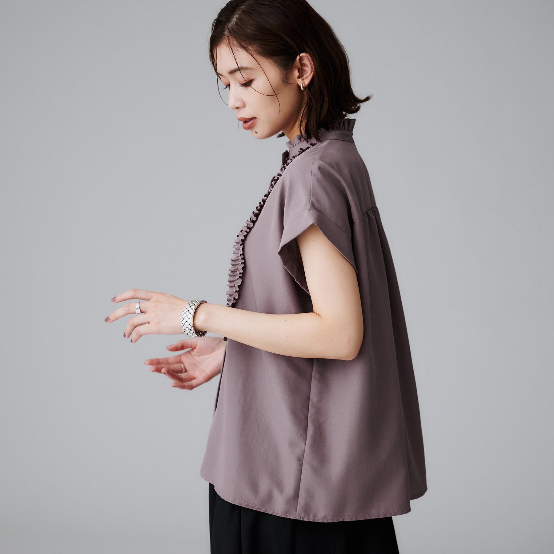 UNTITLED「スタンドネックフリルブラウス【吸水速乾/UVケア】」|シャツ・ブラウス|