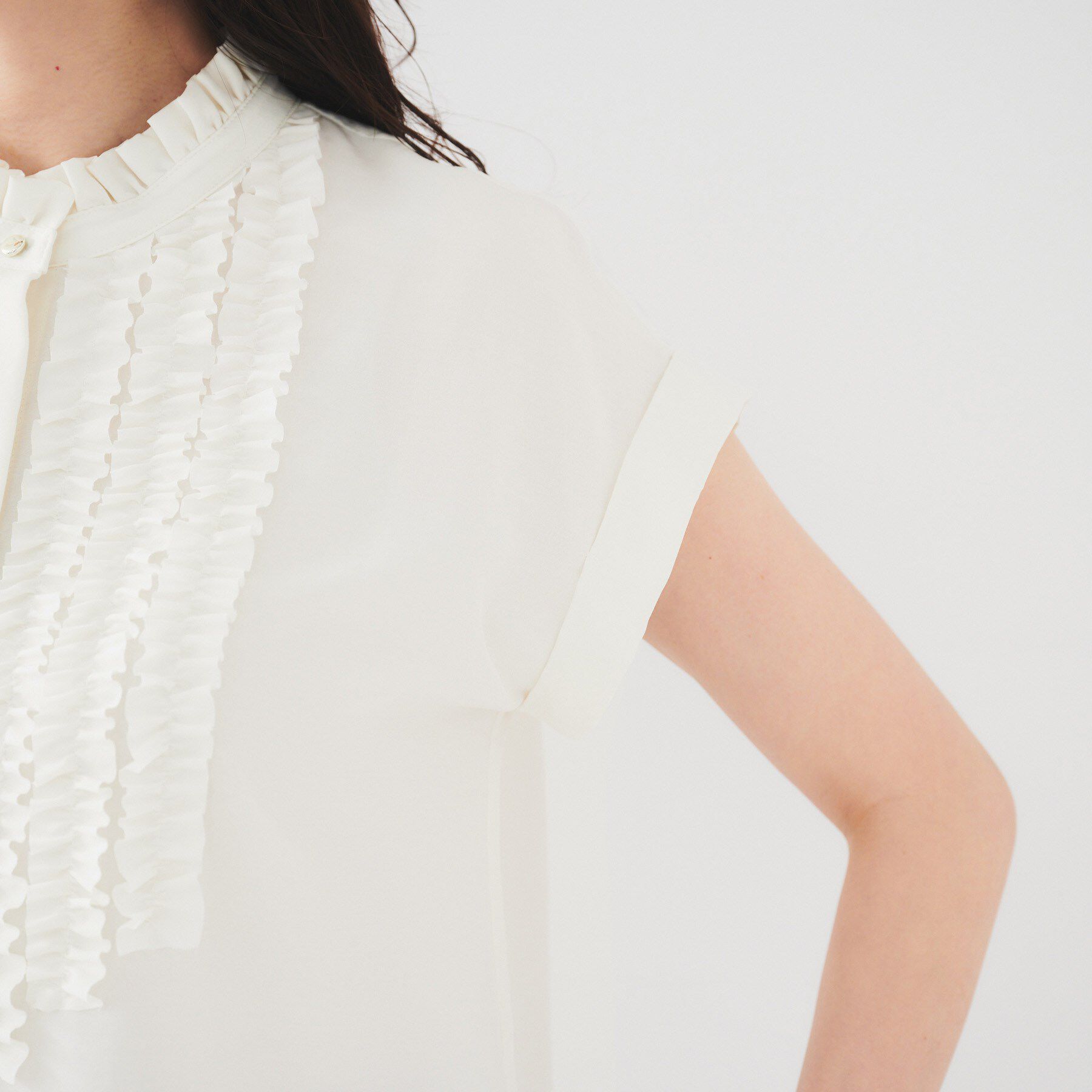 UNTITLED「スタンドネックフリルブラウス【吸水速乾/UVケア】」|シャツ・ブラウス|