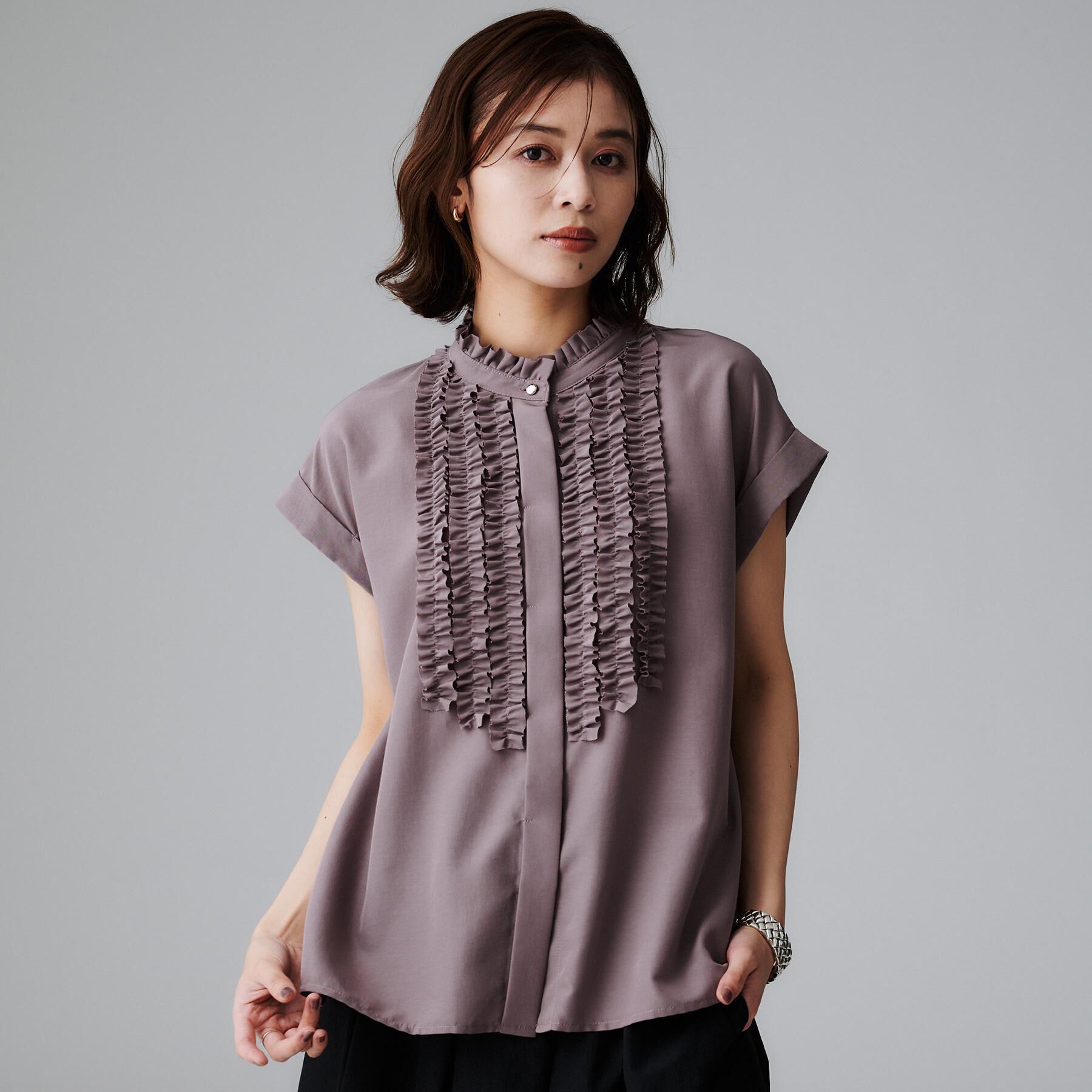 UNTITLED「スタンドネックフリルブラウス【吸水速乾/UVケア】」|シャツ・ブラウス|トープ(054)