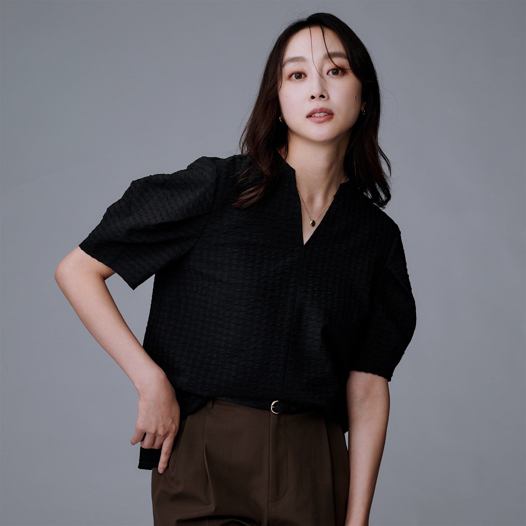 UNTITLED「【吸水速乾/ストレッチ/Vネック】フォルムスリーブ ブラウス」|シャツ・ブラウス|ブラック(019)