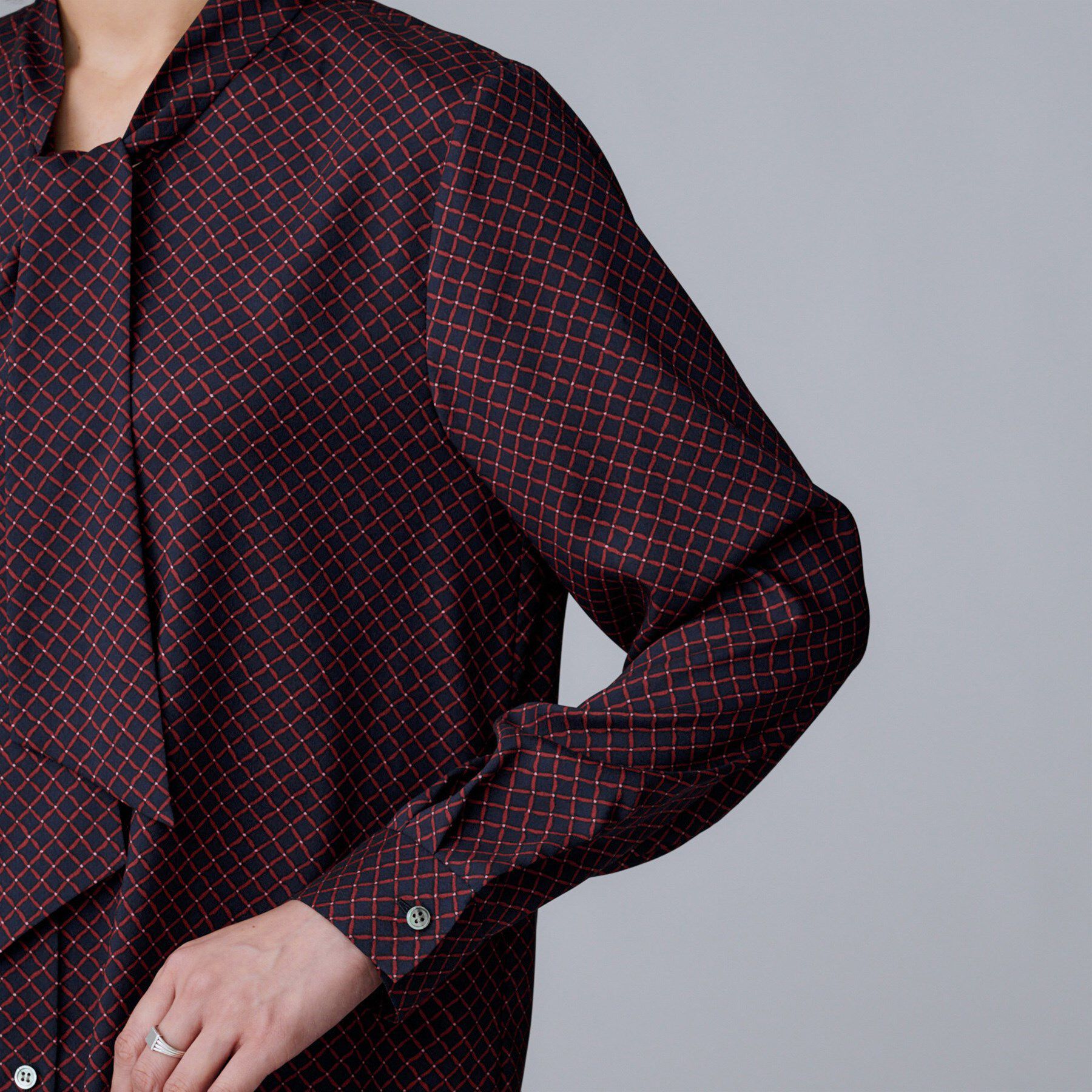 UNTITLED「【ボウタイ/通勤スーツ/オフィス】スクエアプリントブラウス」|シャツ・ブラウス|