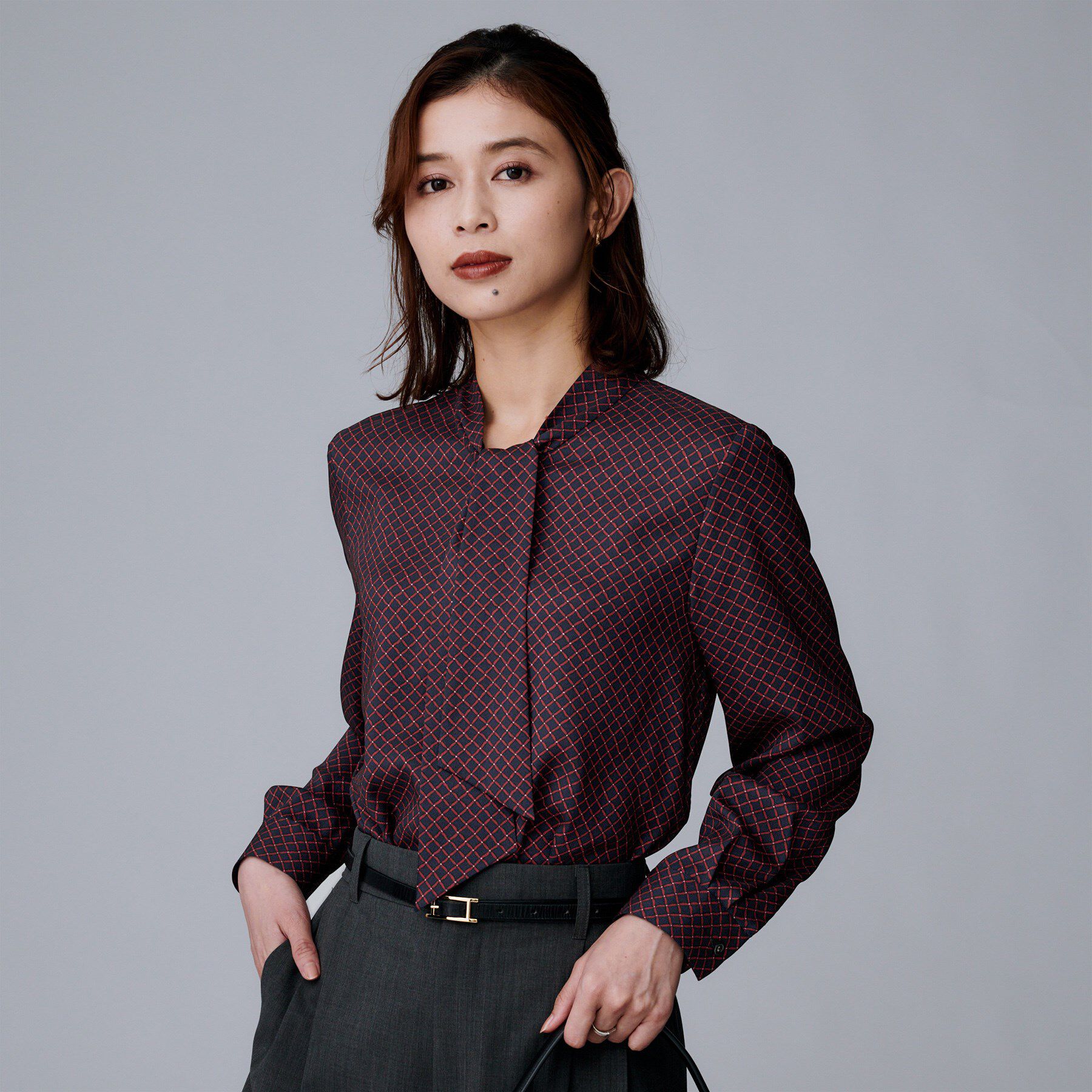 UNTITLED「【ボウタイ/通勤スーツ/オフィス】スクエアプリントブラウス」|シャツ・ブラウス|ネイビー(194)