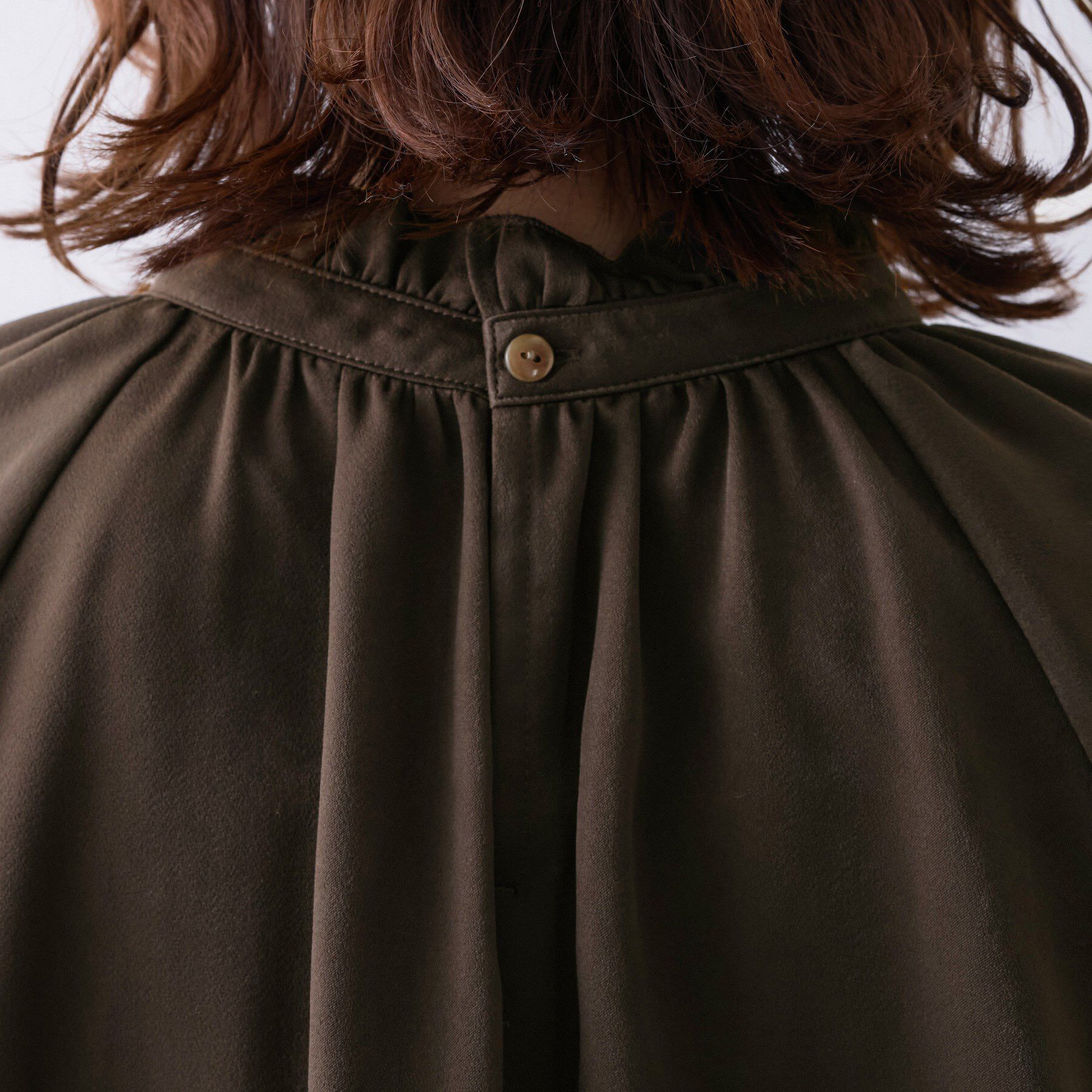 UNTITLED「【エレガント/お仕事着にも】スタンドフリルネック ブラウス」|シャツ・ブラウス|