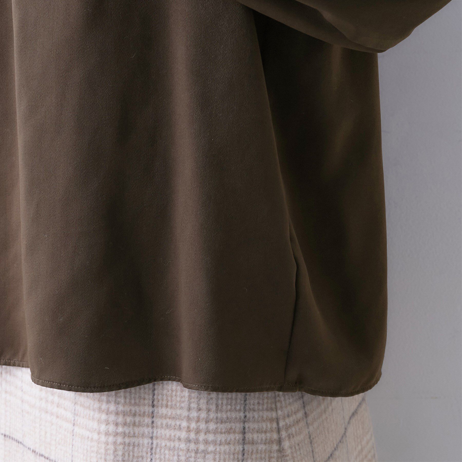 UNTITLED「【エレガント/お仕事着にも】スタンドフリルネック ブラウス」|シャツ・ブラウス|