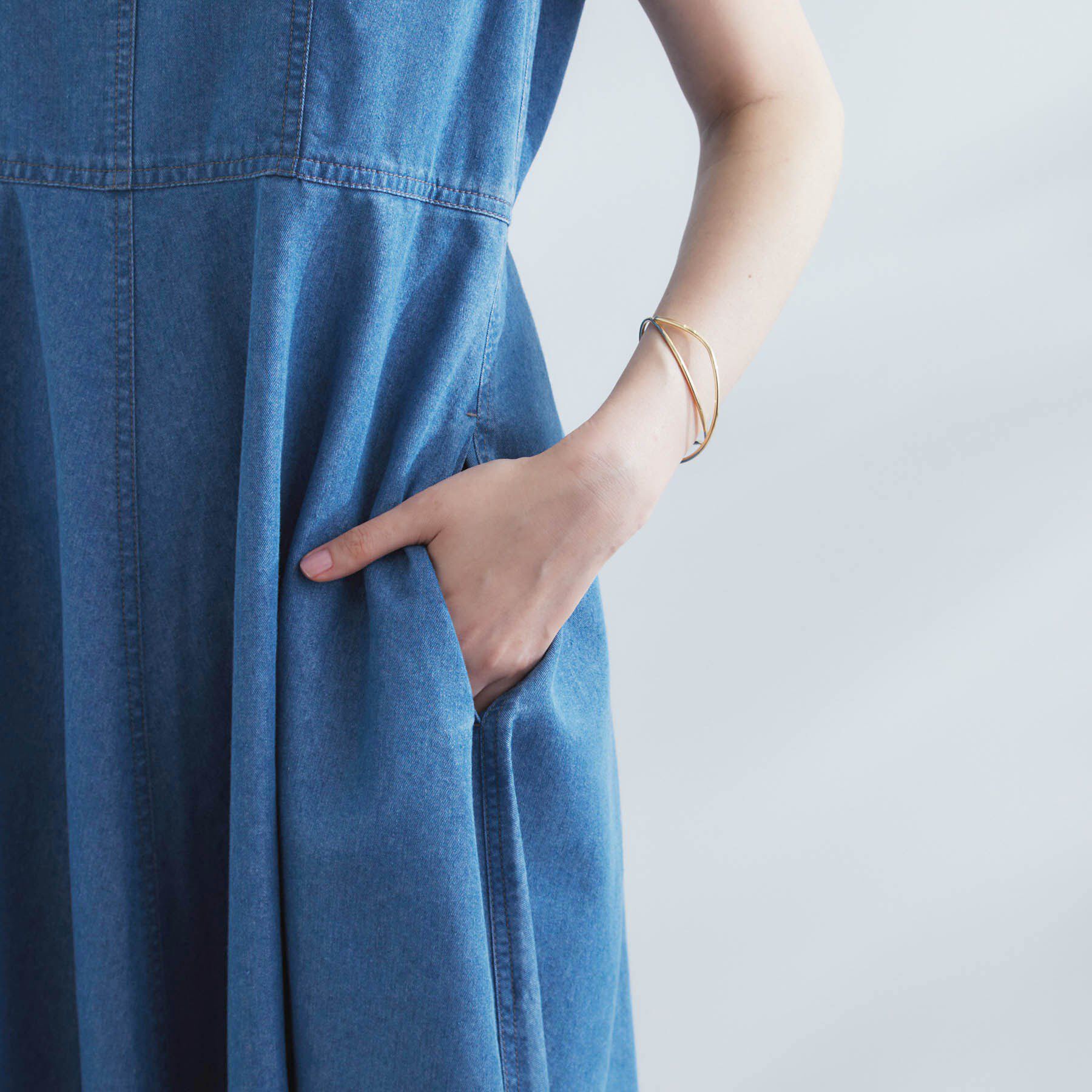 grove「すっきり見え 軽やかデニムノースリーブワンピース」|ワンピース|